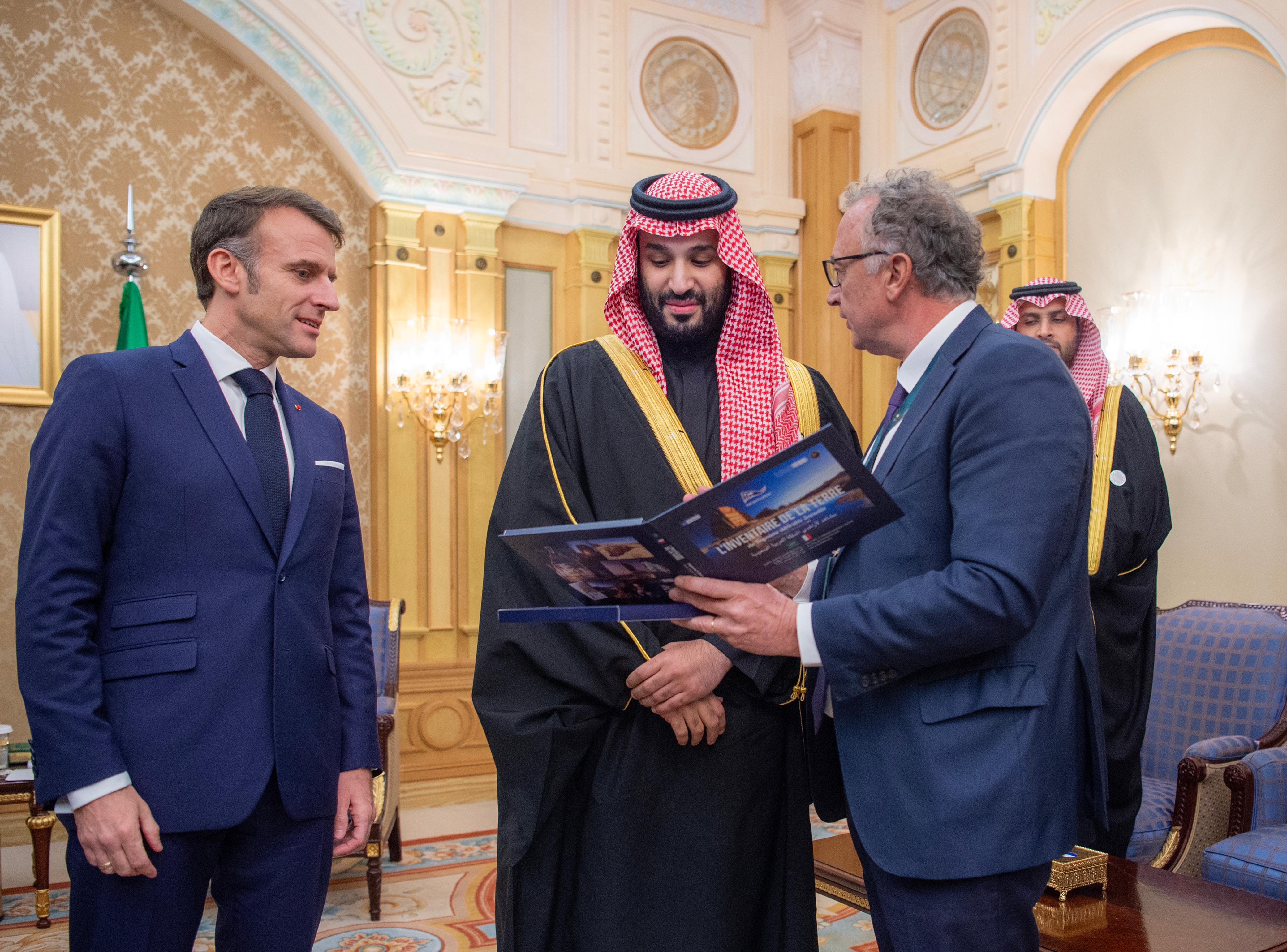 ولي العهد يلتقي الرئيس الفرنسي ومجموعة من كبار رؤساء الشركات الفرنسية