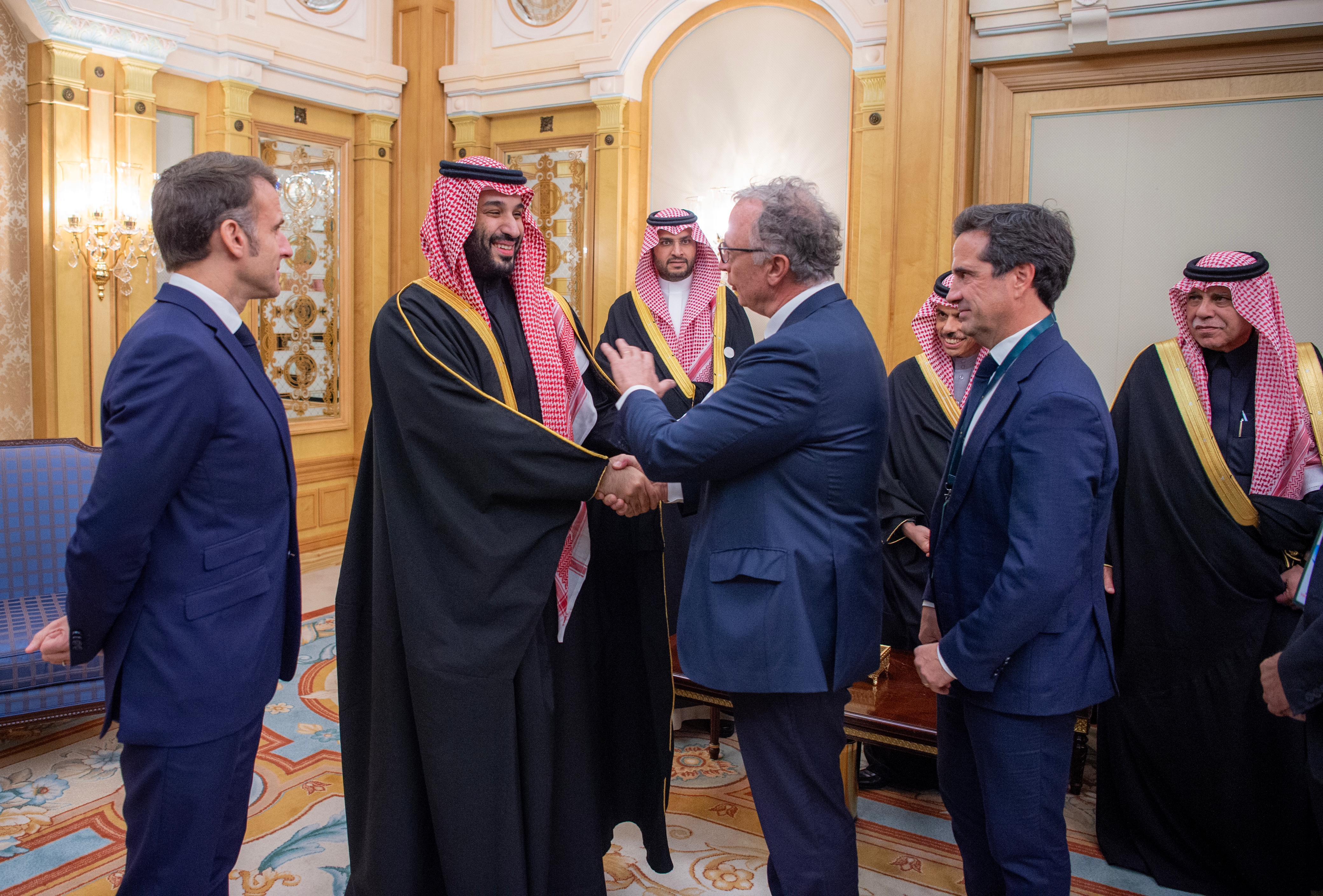 ولي العهد يلتقي الرئيس الفرنسي ومجموعة من كبار رؤساء الشركات الفرنسية