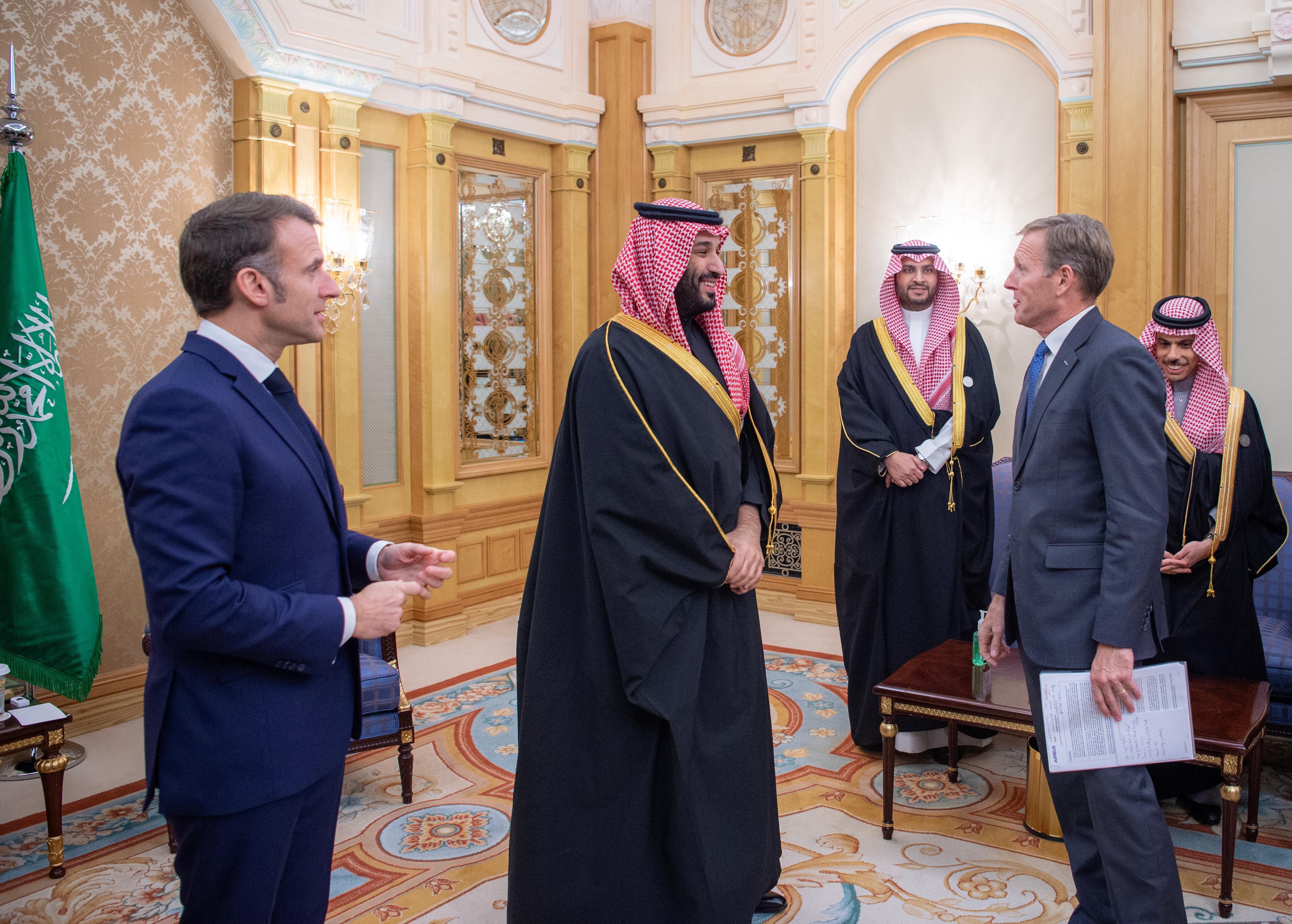 ولي العهد يلتقي الرئيس الفرنسي ومجموعة من كبار رؤساء الشركات الفرنسية