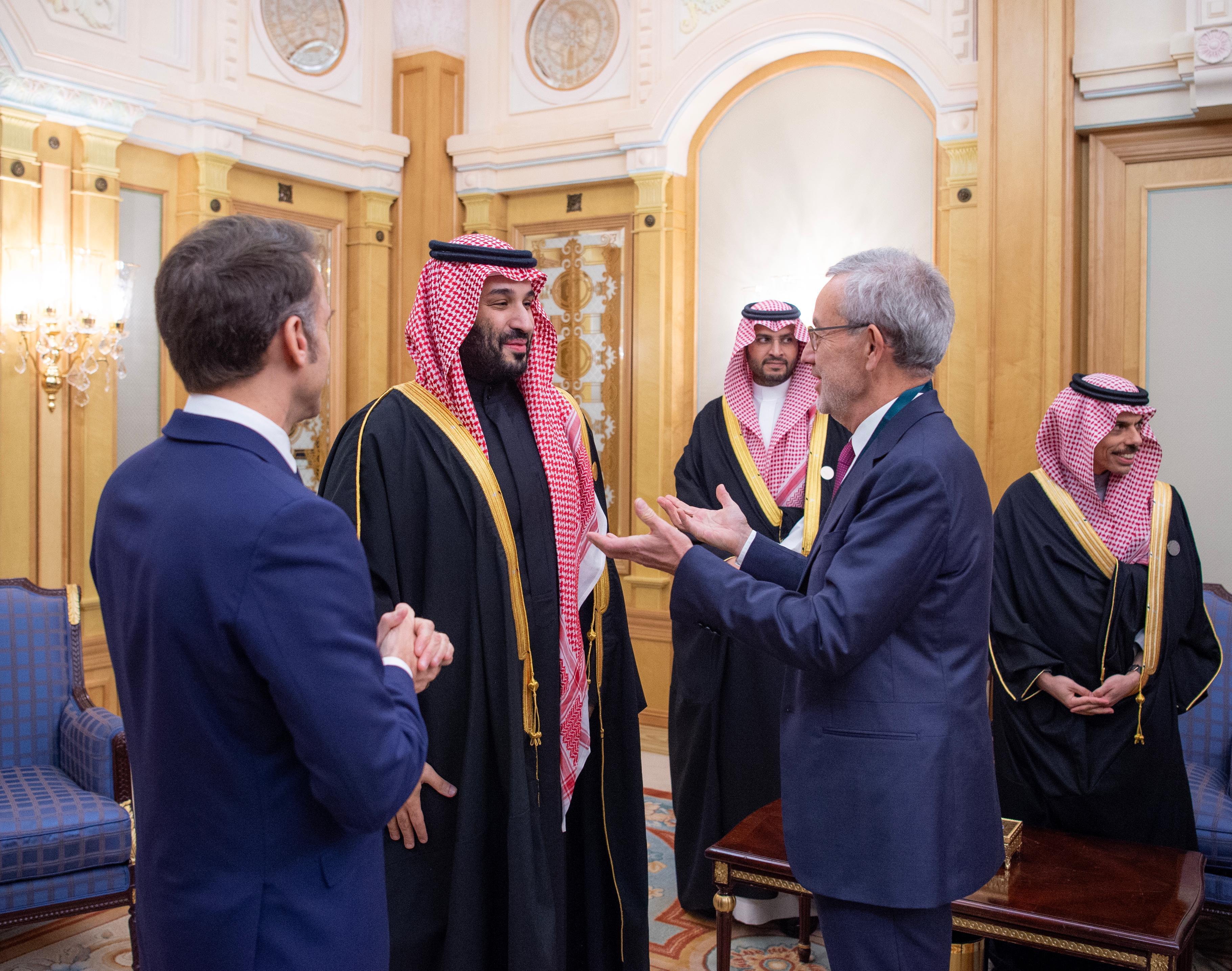 ولي العهد يلتقي الرئيس الفرنسي ومجموعة من كبار رؤساء الشركات الفرنسية
