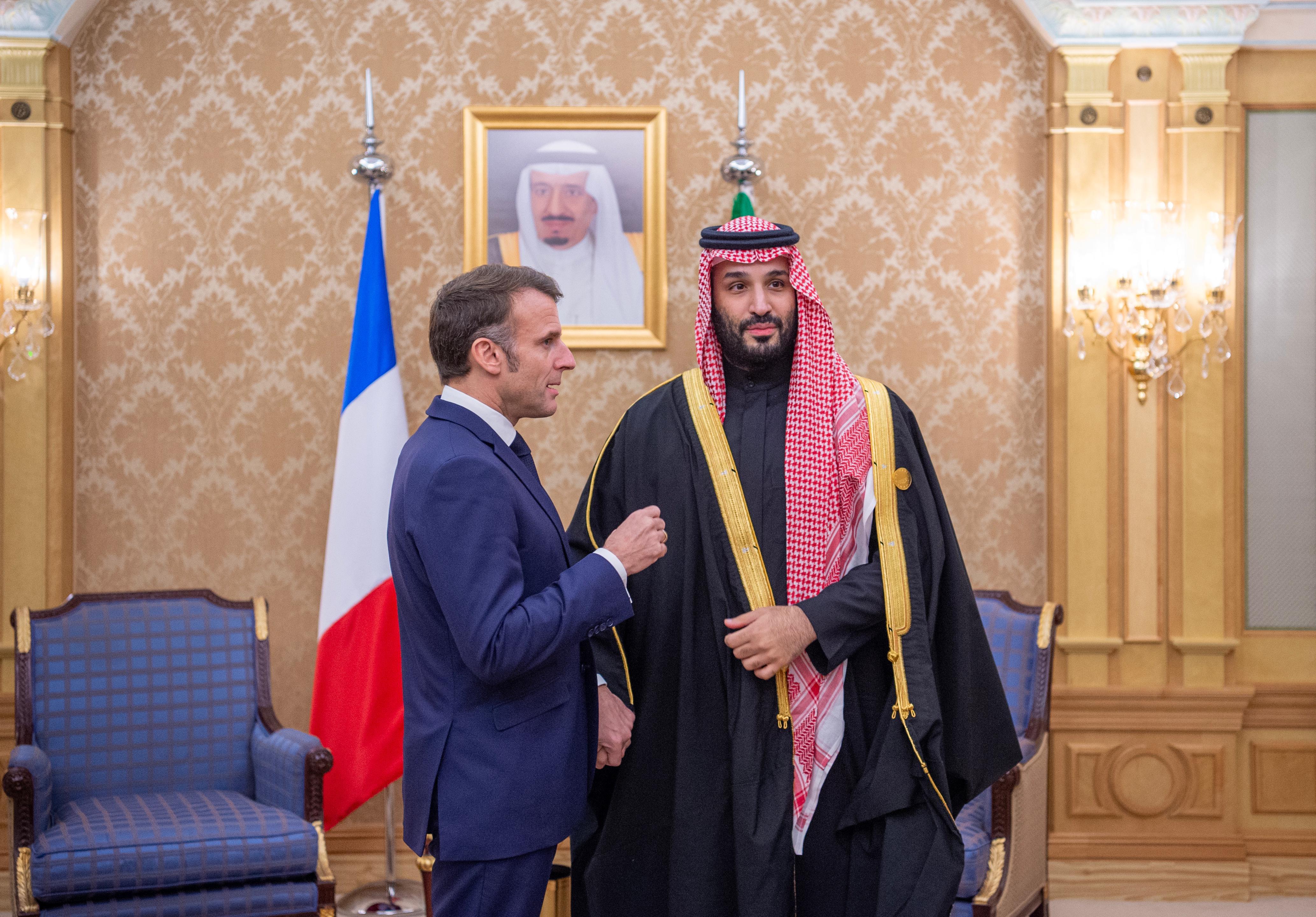 ولي العهد يلتقي الرئيس الفرنسي ومجموعة من كبار رؤساء الشركات الفرنسية