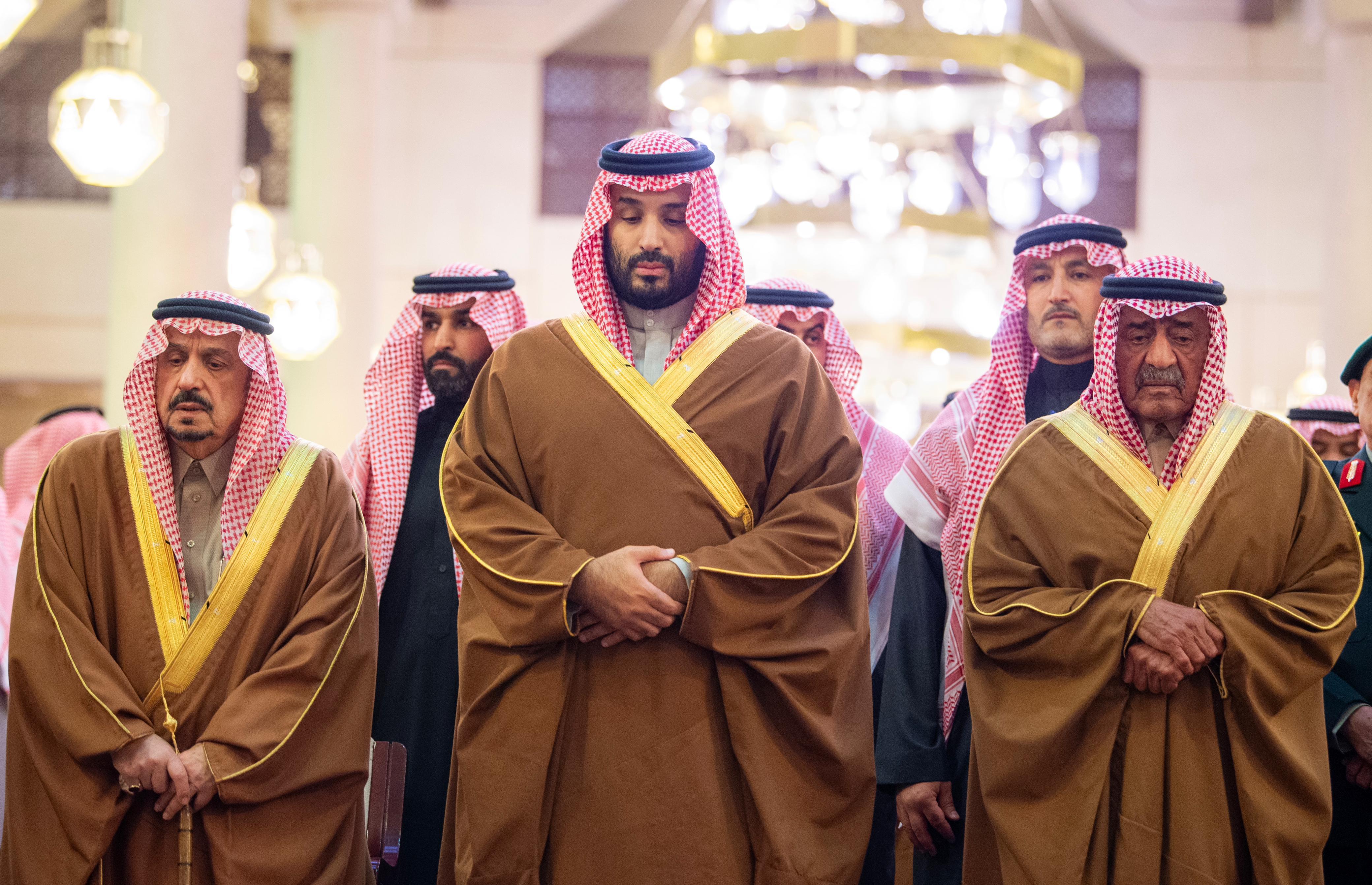 ولي العهد يؤدي صلاة الميت على الأمير محمد بن فهد بن عبدالعزيز