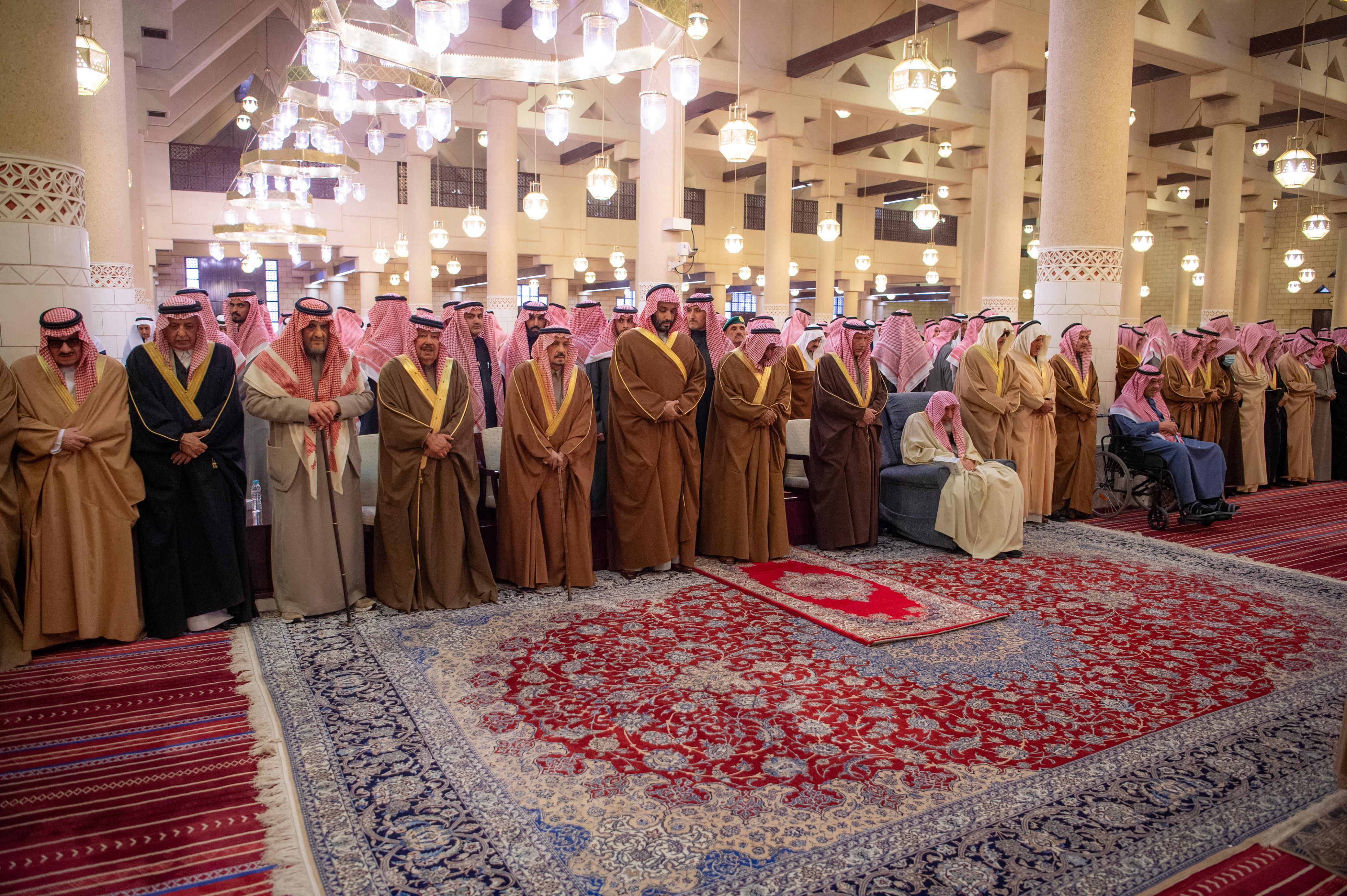 ولي العهد يؤدي صلاة الميت على الأمير محمد بن فهد بن عبدالعزيز