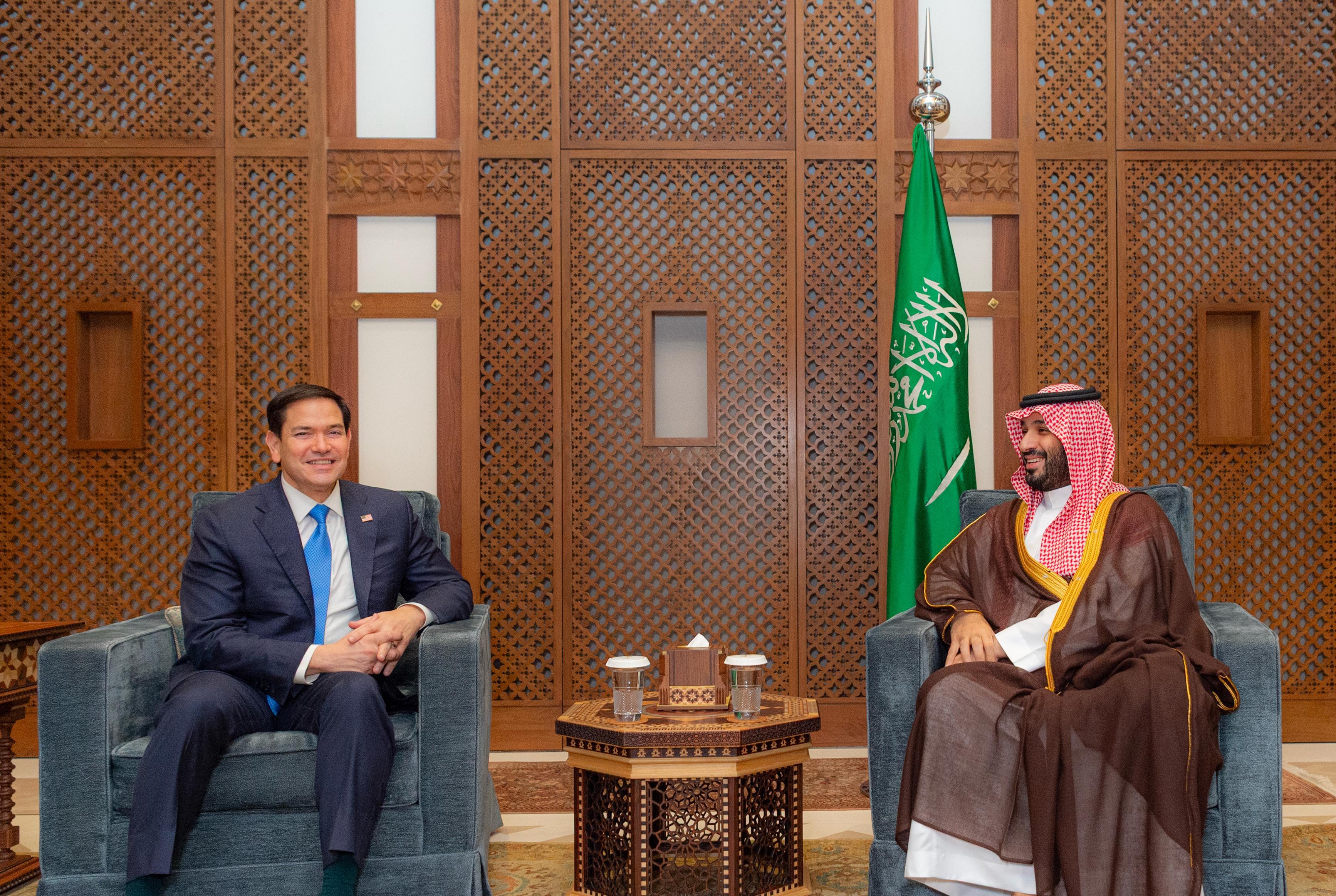 ولي العهد ووزير الخارجية الأمريكي يستعرضان أوجه العلاقات بين البلدين