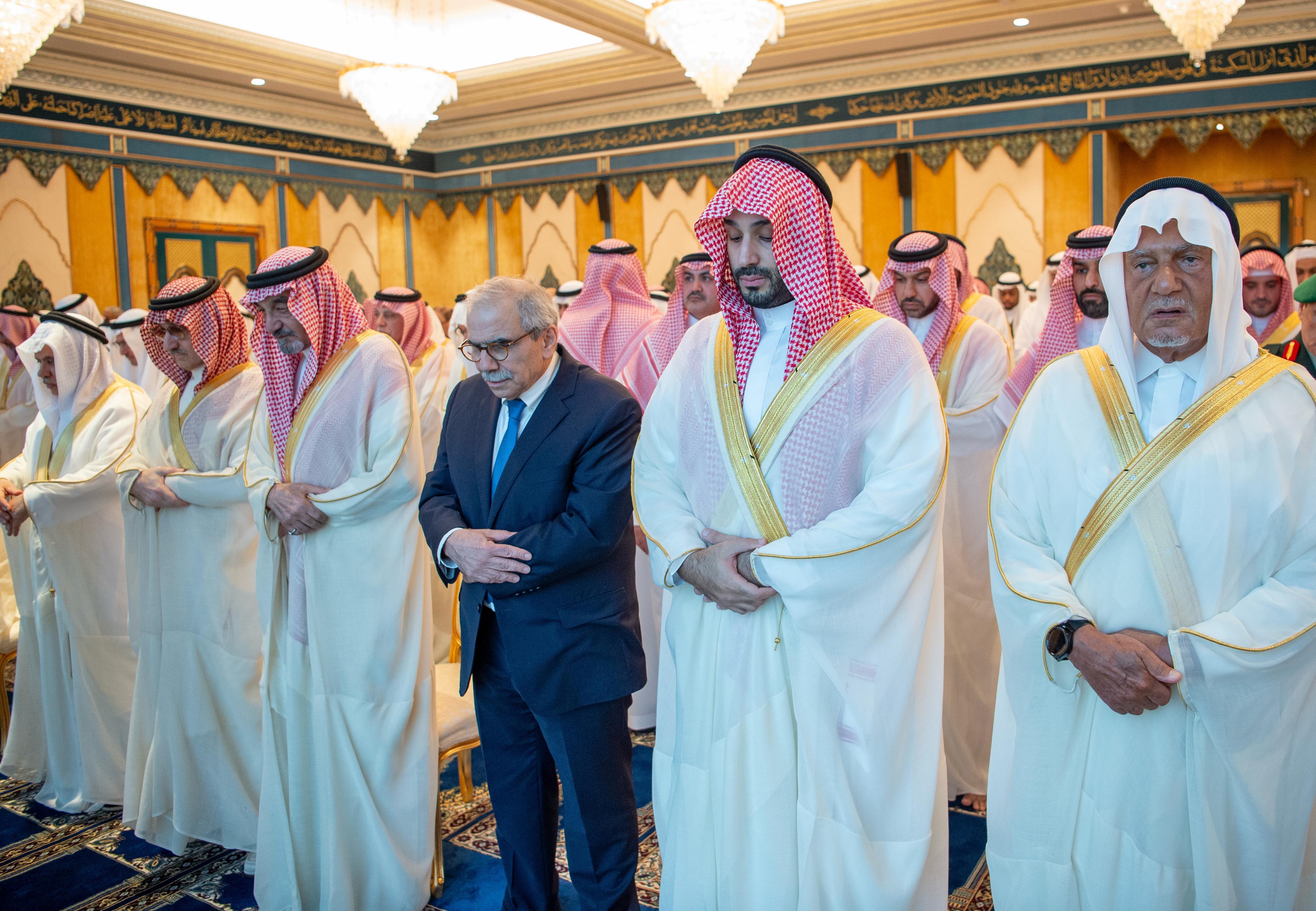 ولي العهد يؤدي صلاة عيد الفطر ويستقبل أصحاب السمو الأمراء والعلماء والمعالي وكبار المسؤولين