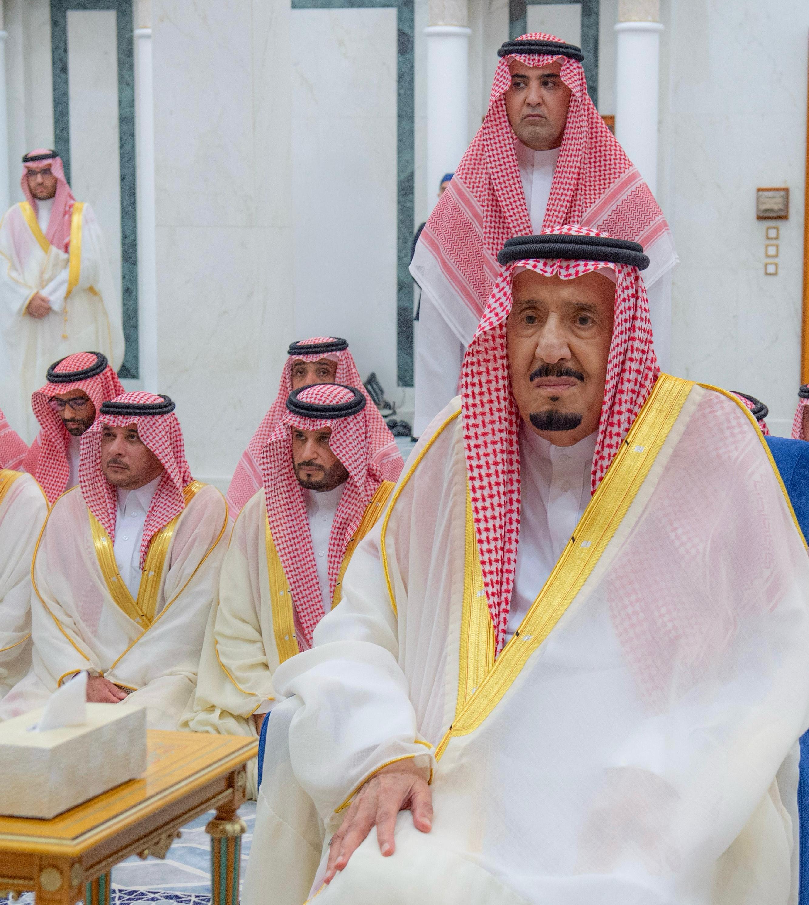 خادم الحرمين الشريفين يؤدي صلاة عيد الفطر في قصر السلام بجدة