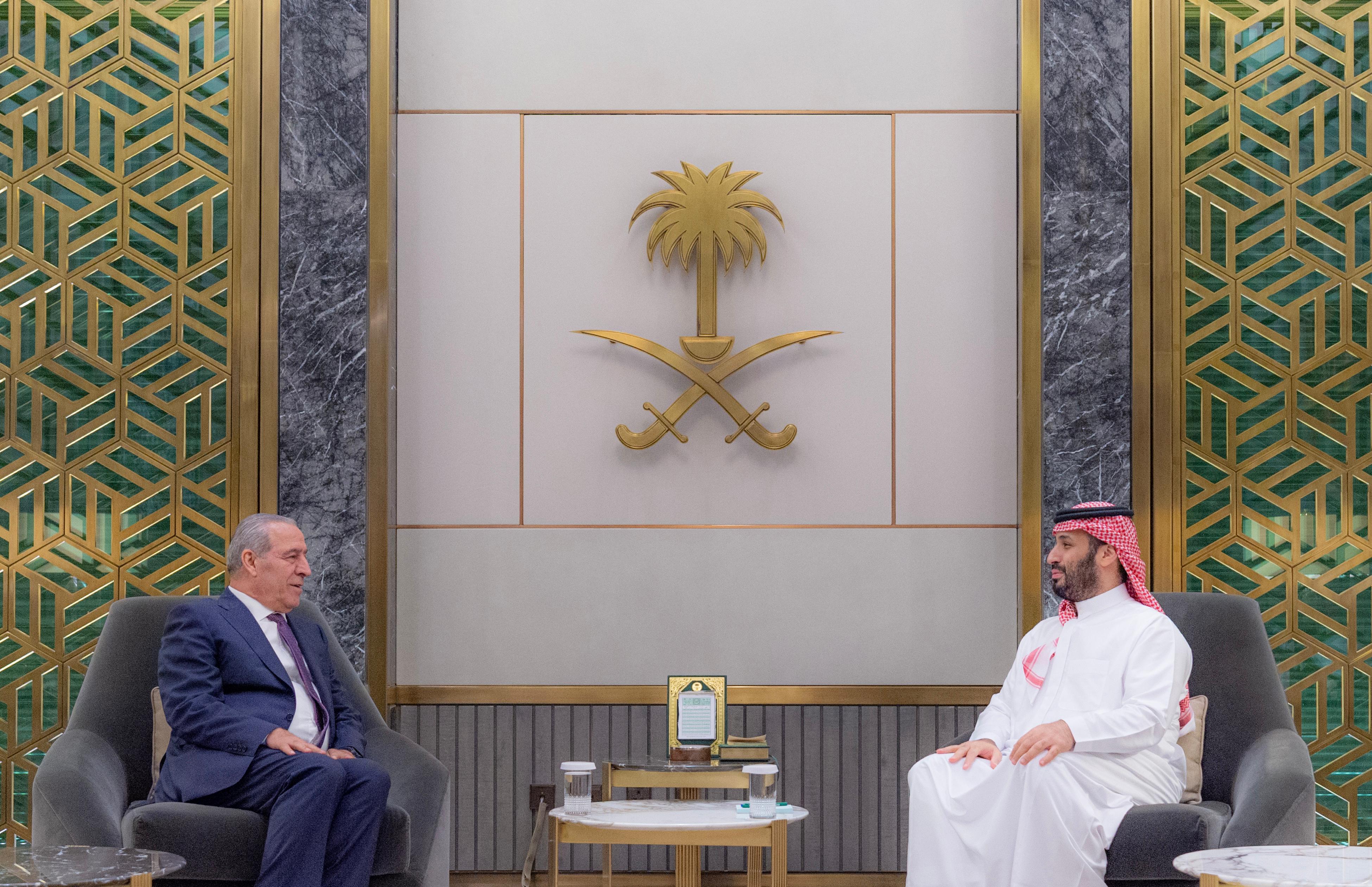ولي العهد يستقبل نائب رئيس دولة فلسطين