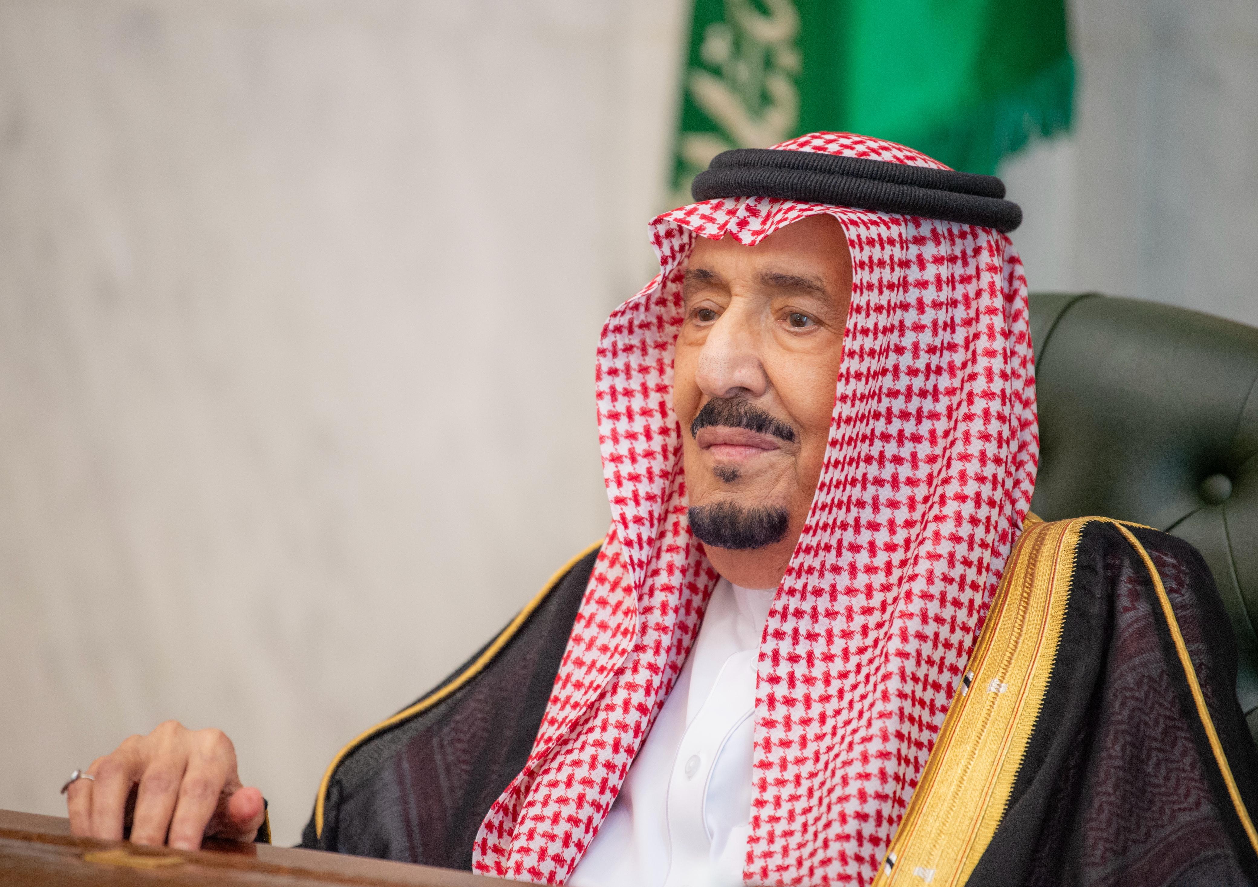 أمام خادم الحرمين الشريفين أصحاب السمو الأمراء يؤدون القسم عقب صدور الأوامر الملكية بتعيينهم في مناصبهم الجديدة