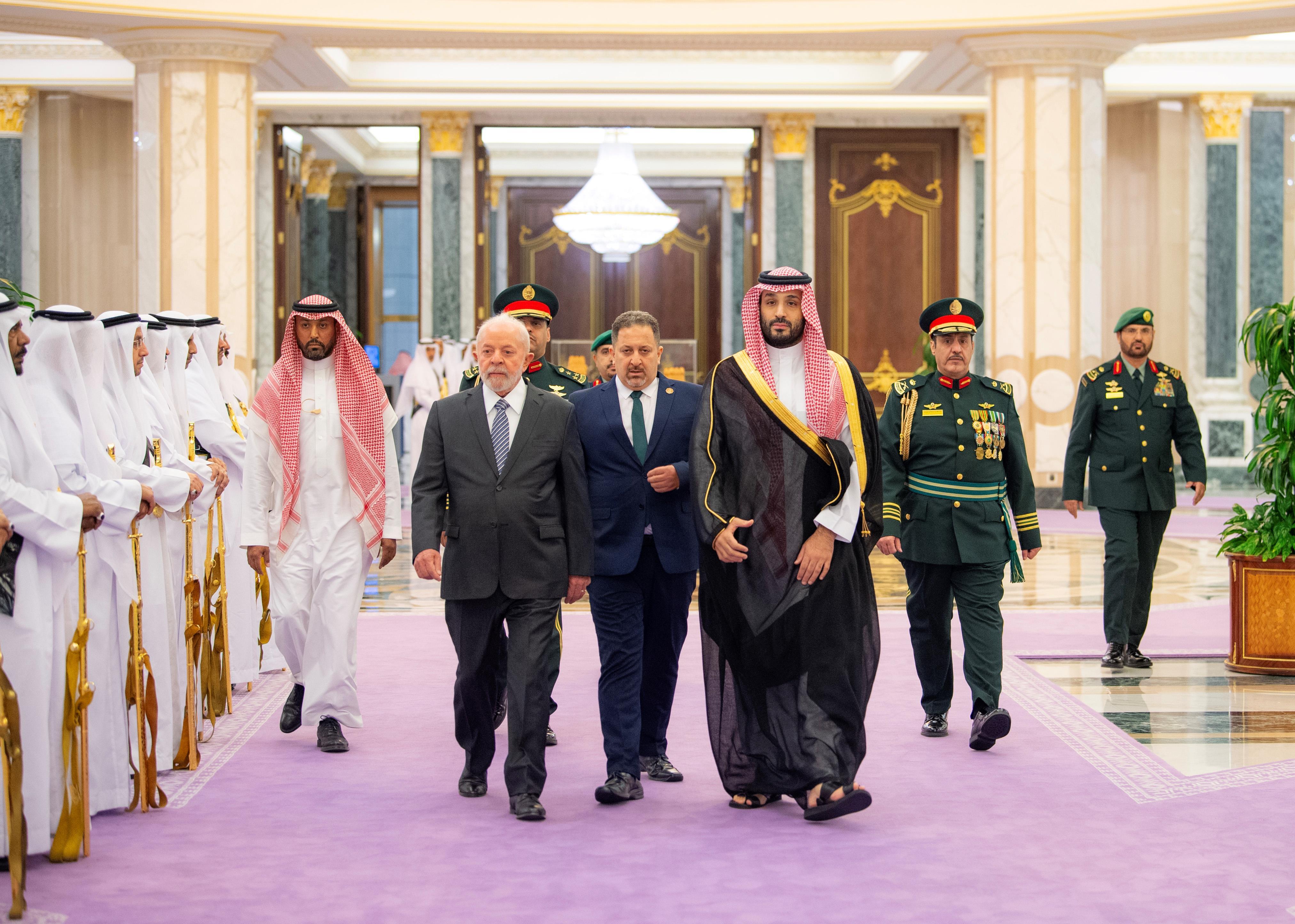 ولي العهد يستقبل رئيس البرازيل 