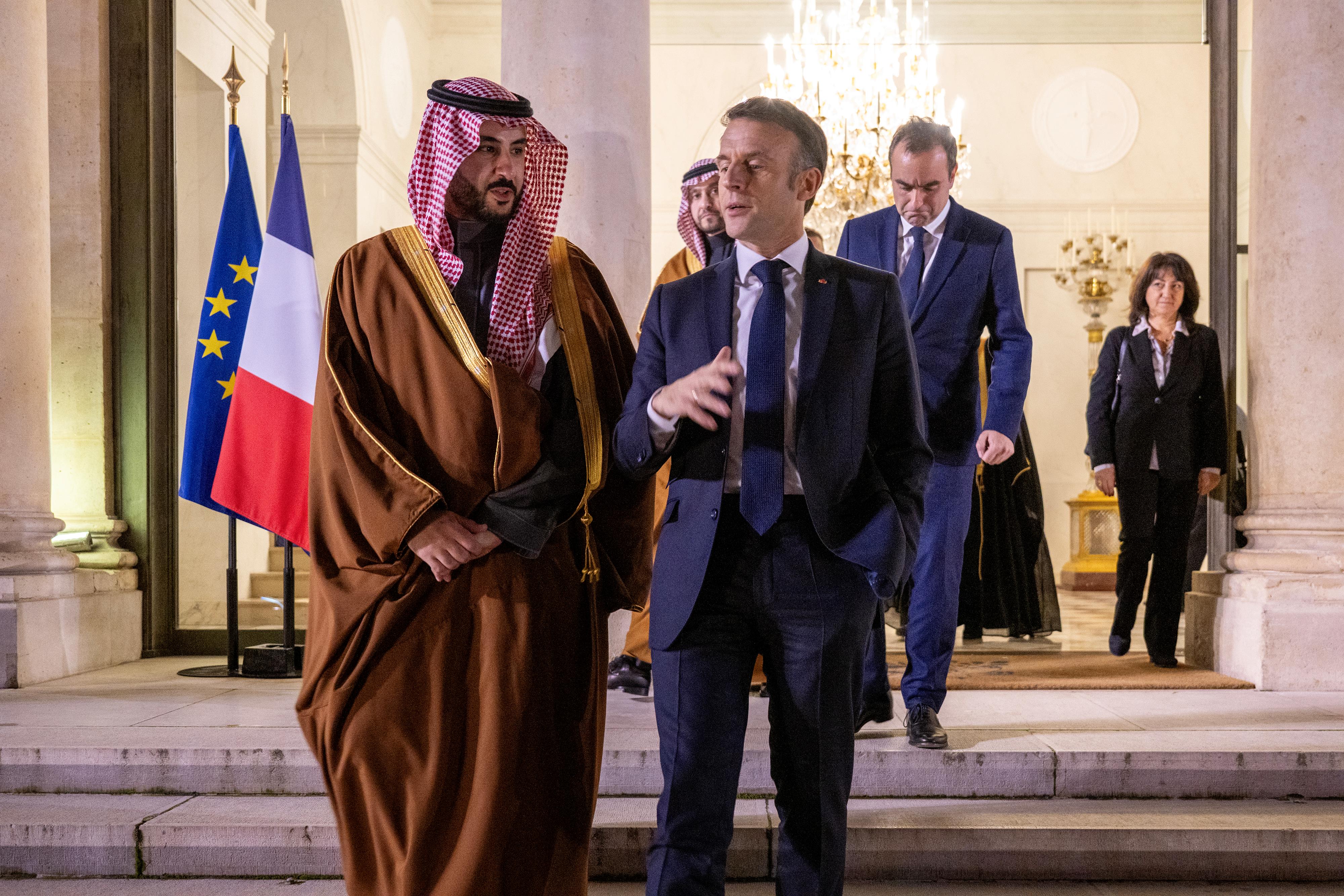 بتوجيه من ولي العهد.. وزير الدفاع يلتقي الرئيس الفرنسي 