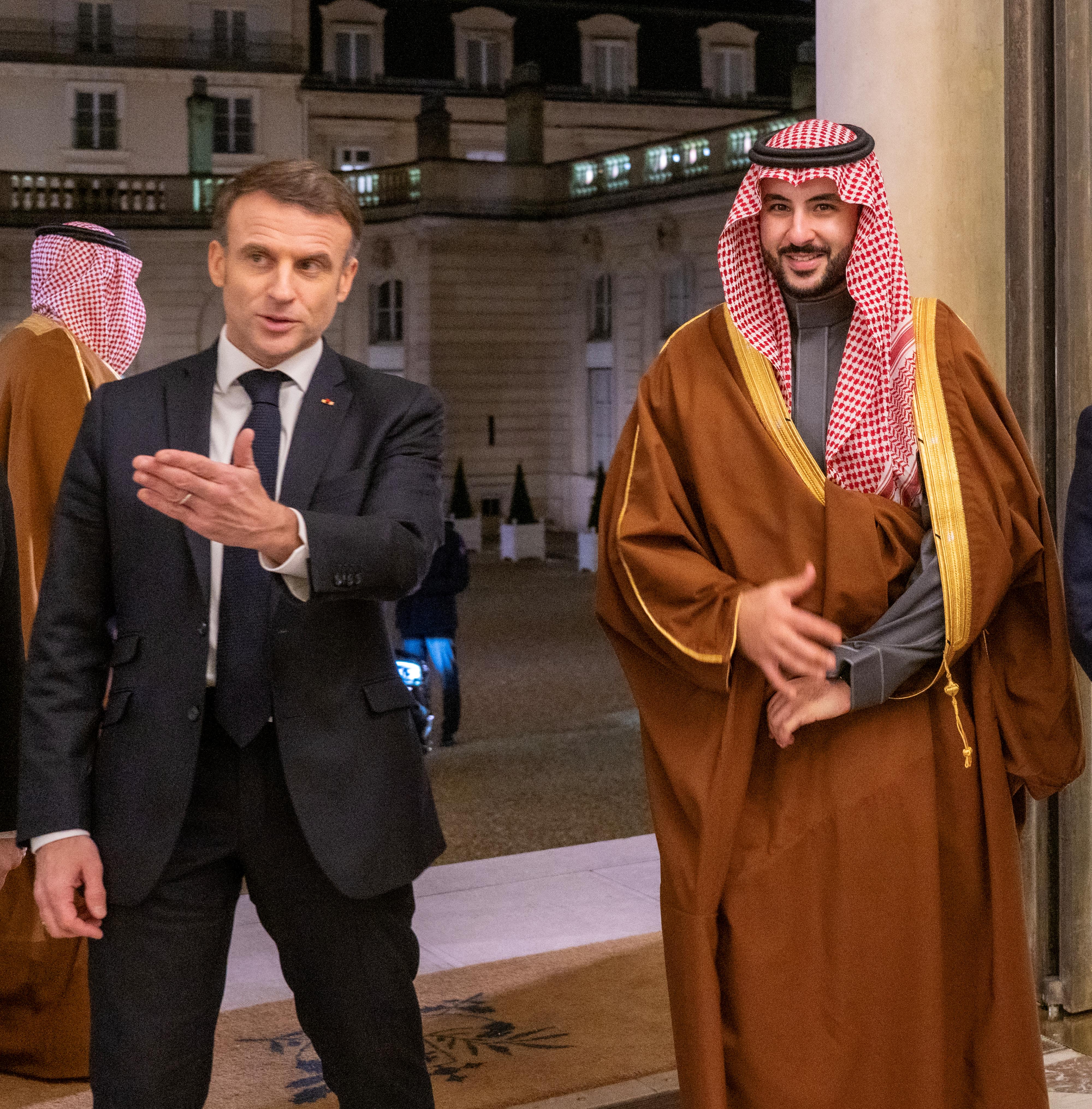 بتوجيه من ولي العهد.. وزير الدفاع يلتقي الرئيس الفرنسي 