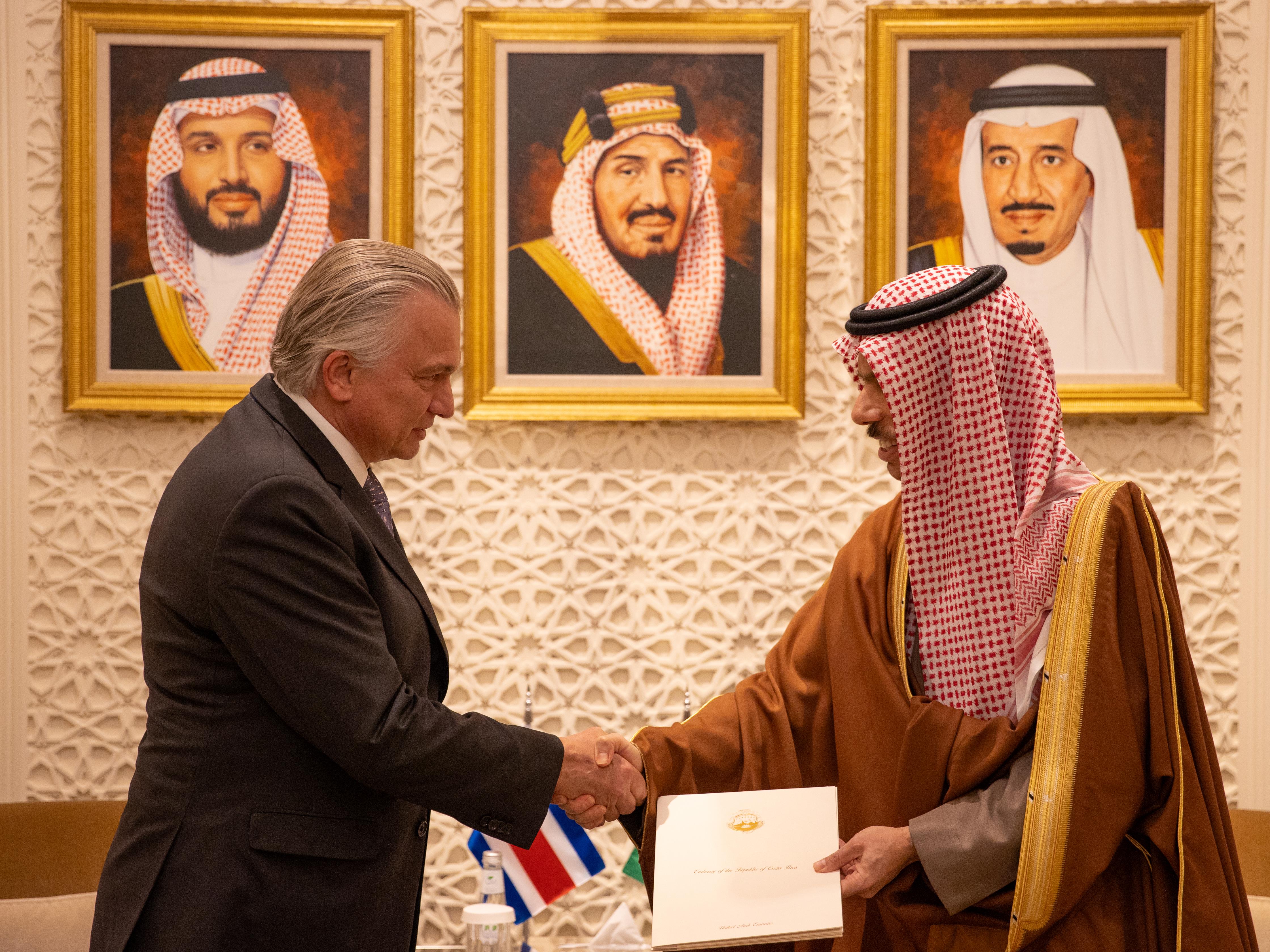 ولي العهد يتلقى رسالة خطية من رئيس جمهورية كوستاريكا 