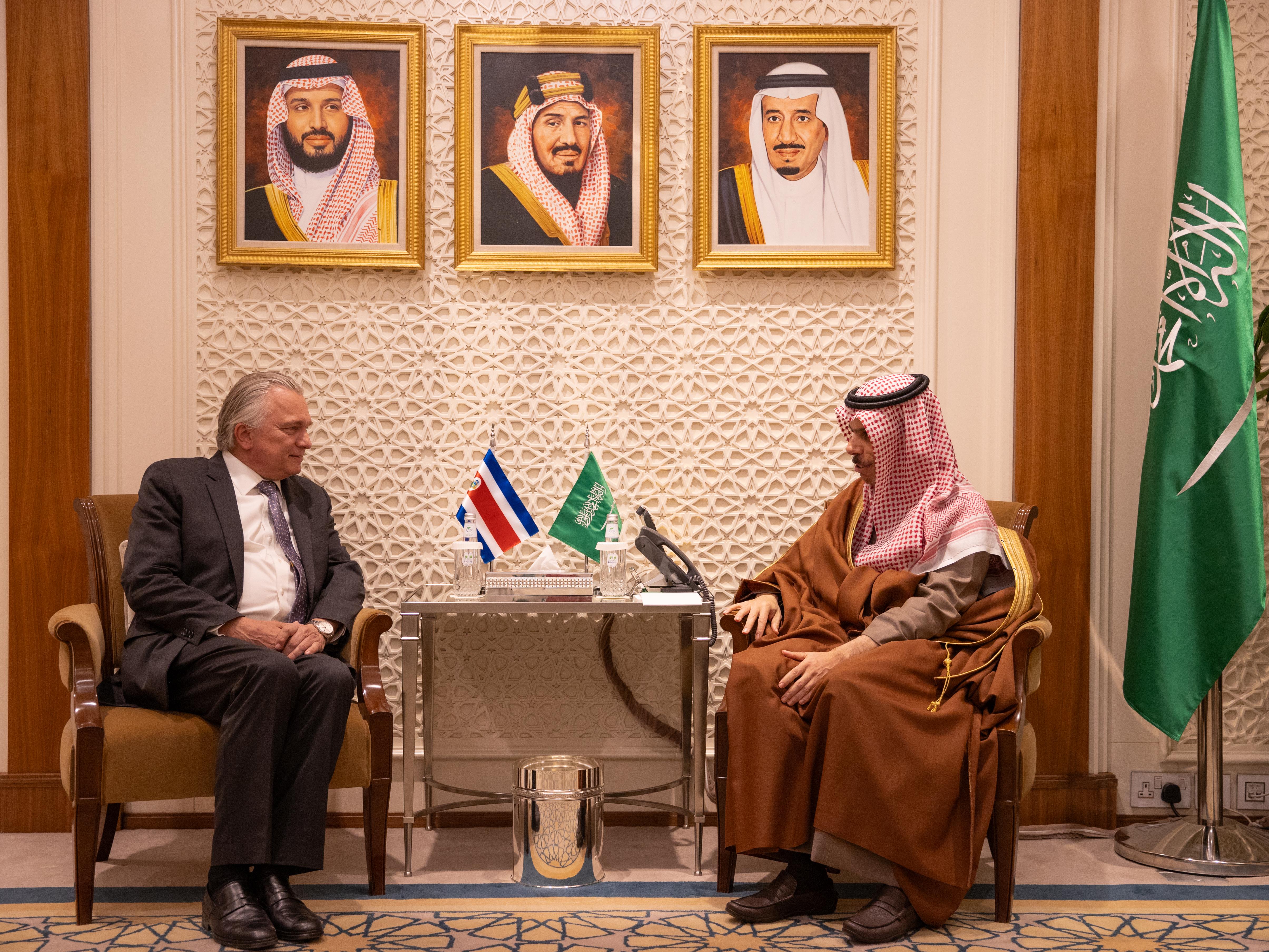 ولي العهد يتلقى رسالة خطية من رئيس جمهورية كوستاريكا 