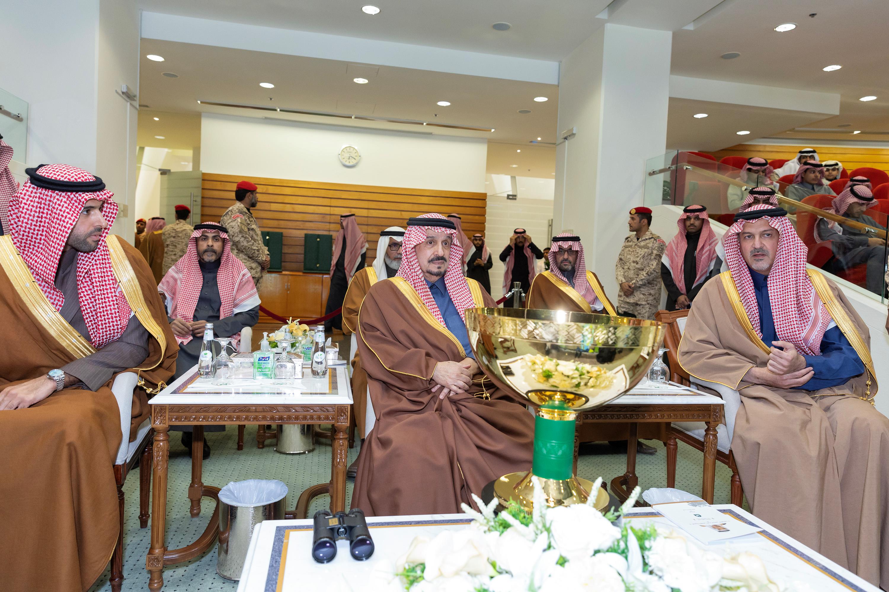 أمير منطقة الرياض يتوج الفائزين بكأسي خادم الحرمين الشريفين 