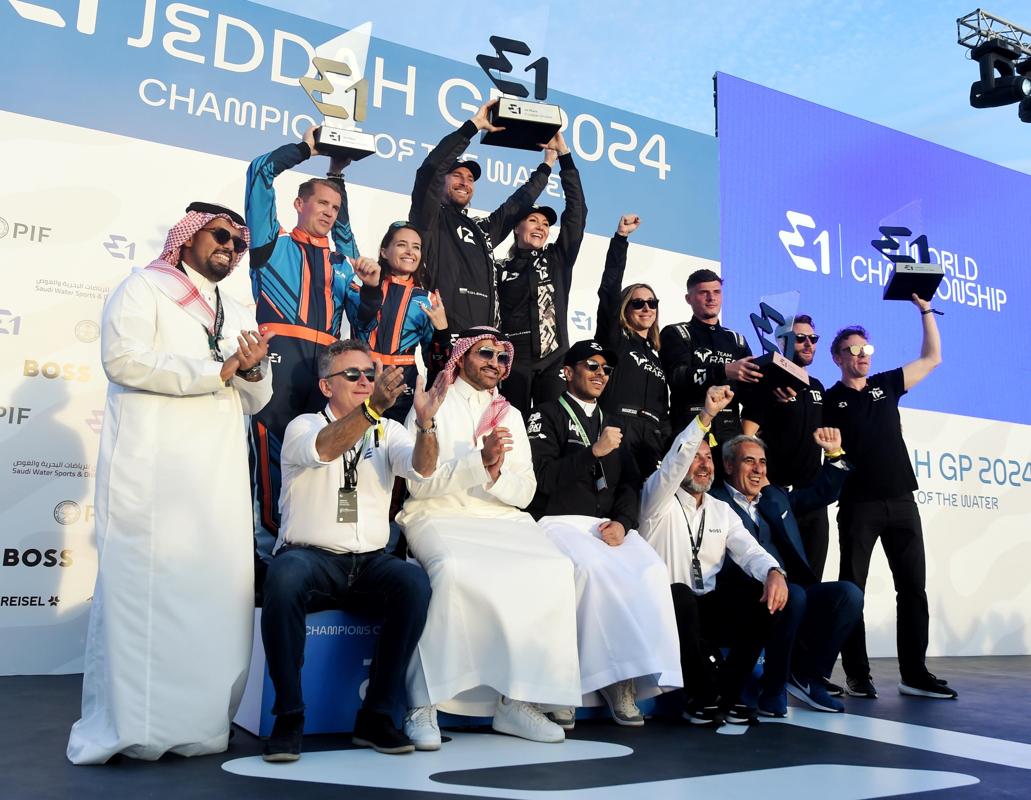 نائب وزير الرياضة يتوج فريق برادي بكأس بطولة القوارب الكهربائية  