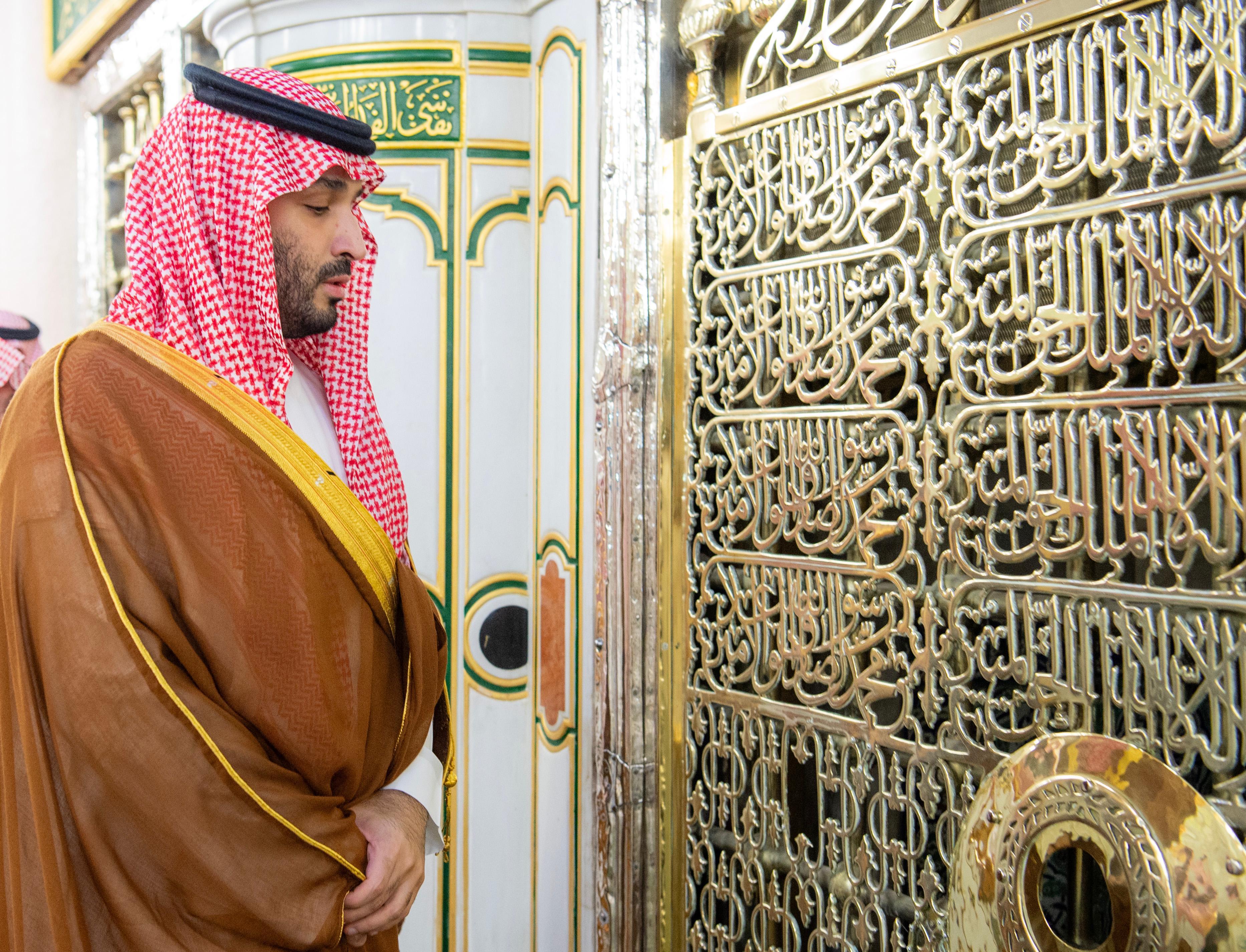 ولي العهد يزور الحرم النبوي ومسجد قباء