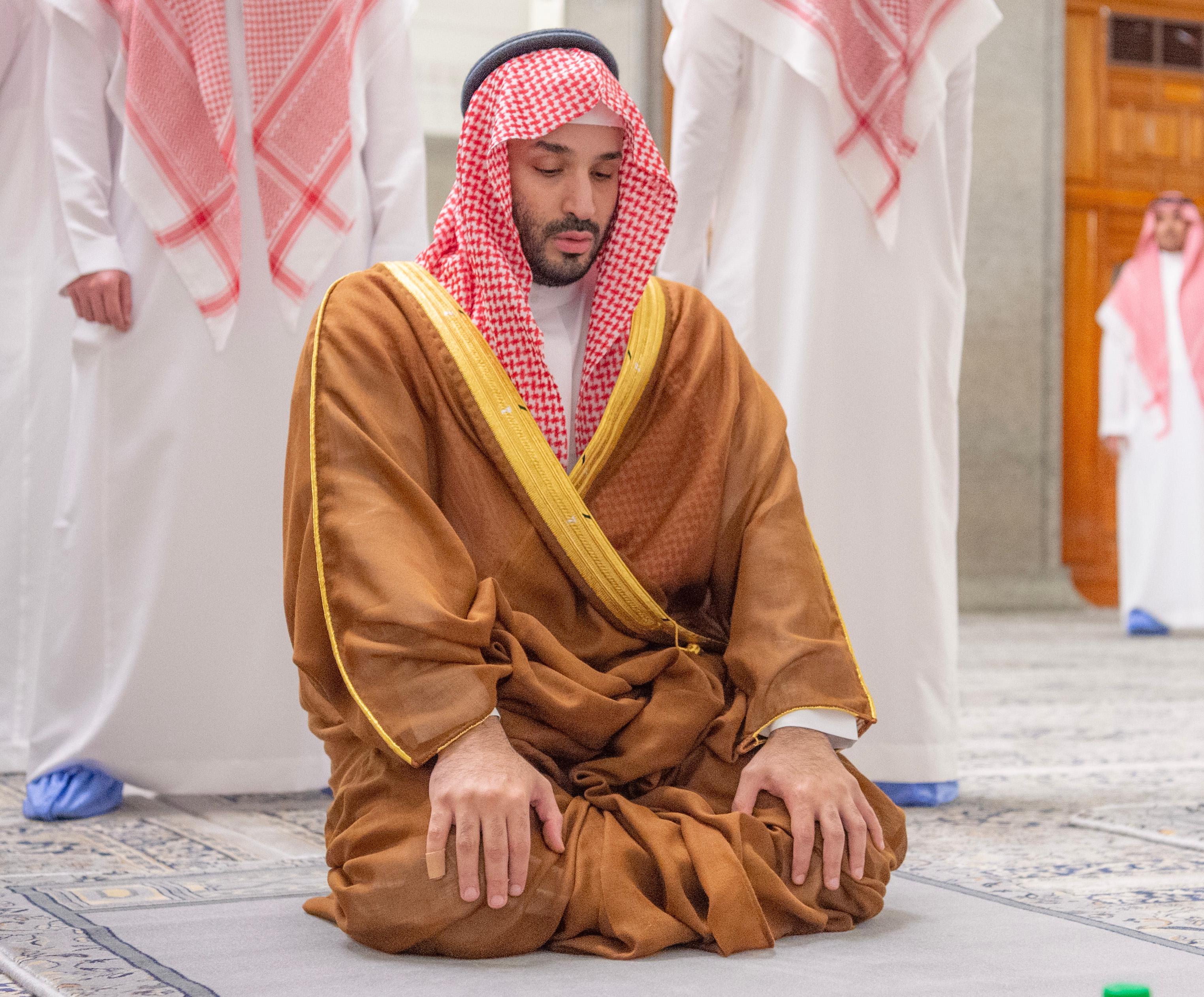 ولي العهد يزور الحرم النبوي ومسجد قباء