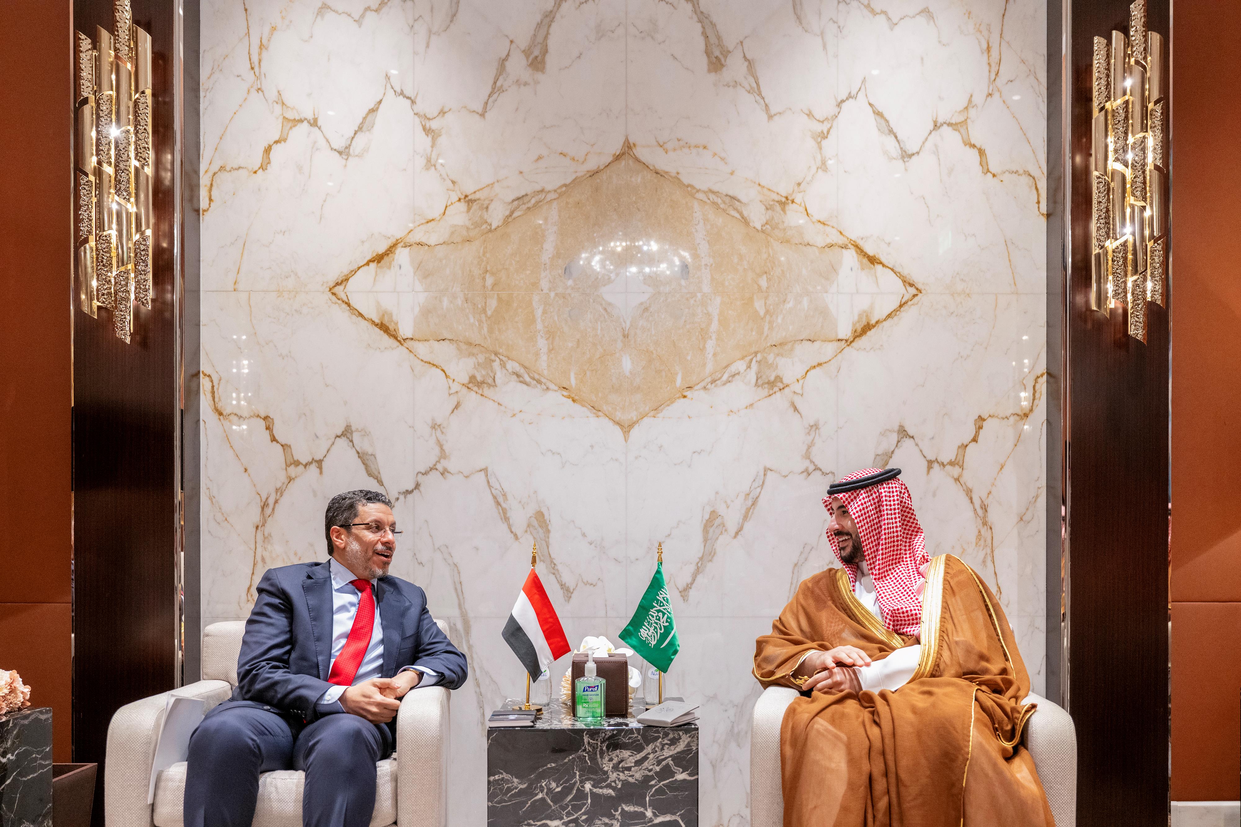  وزير الدفاع يلتقي رئيس مجلس الوزراء اليمني 
