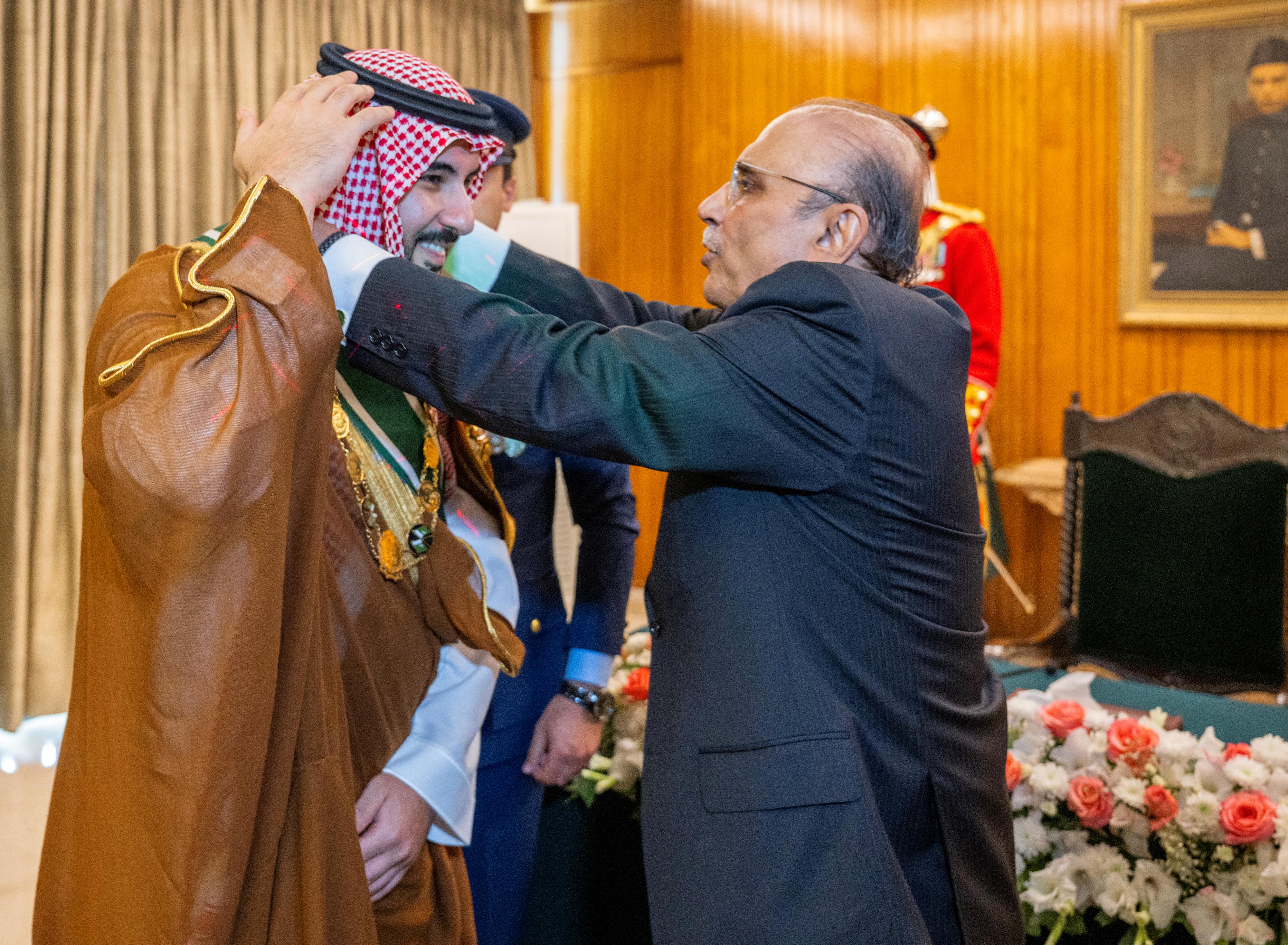 وزير الدفاع يلتقي رئيس الجمهورية الباكستانية 