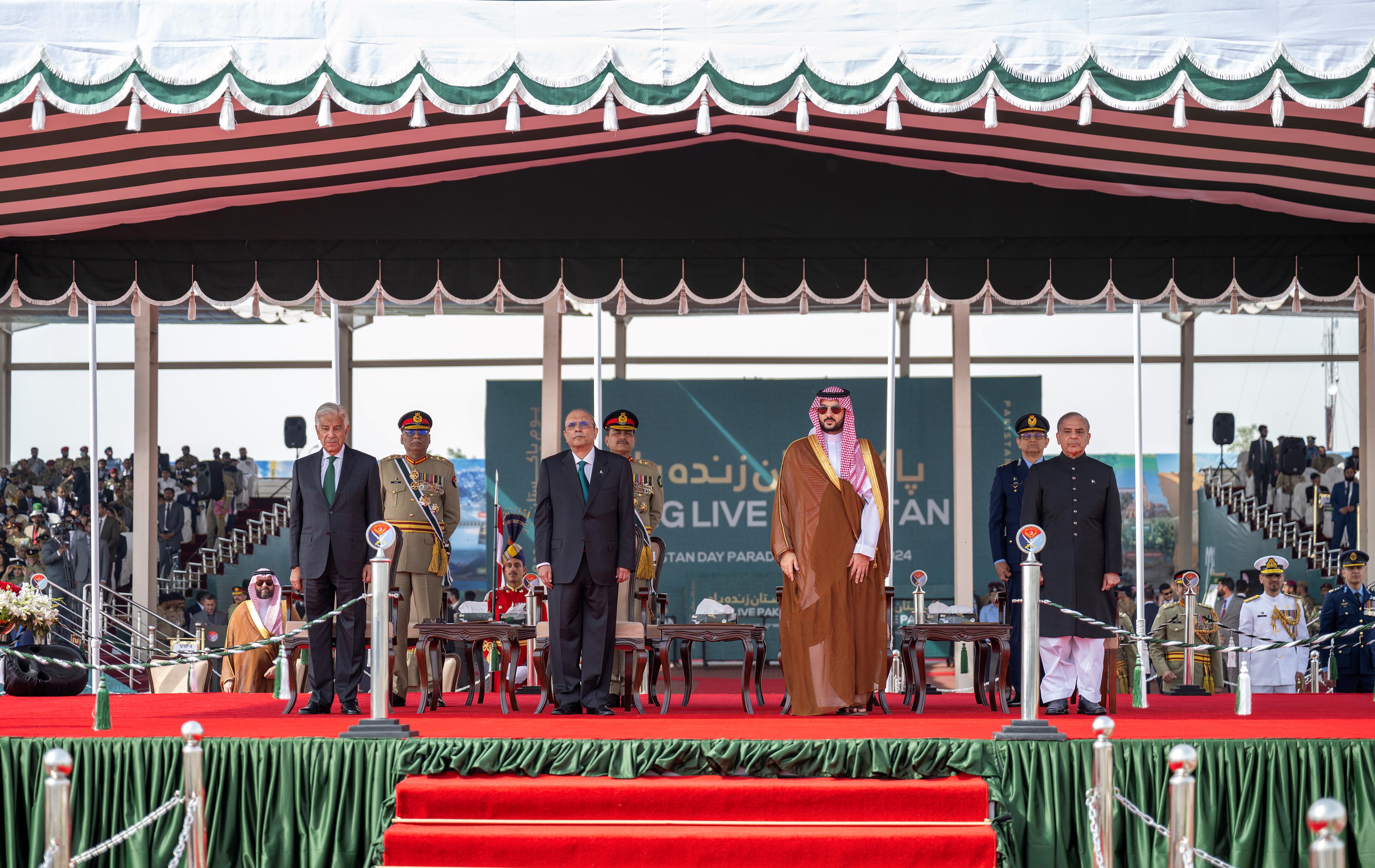 وزير الدفاع يلتقي رئيس الجمهورية الباكستانية 