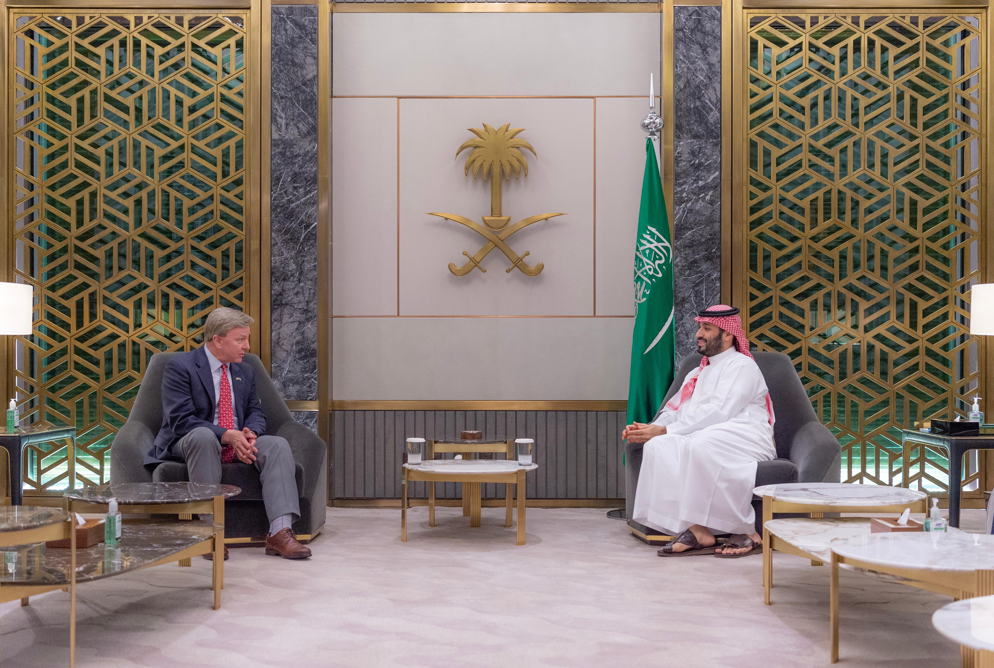 ولي العهد يستقبل رئيس لجنة القوات المسلحة في مجلس النواب الأمريكي 