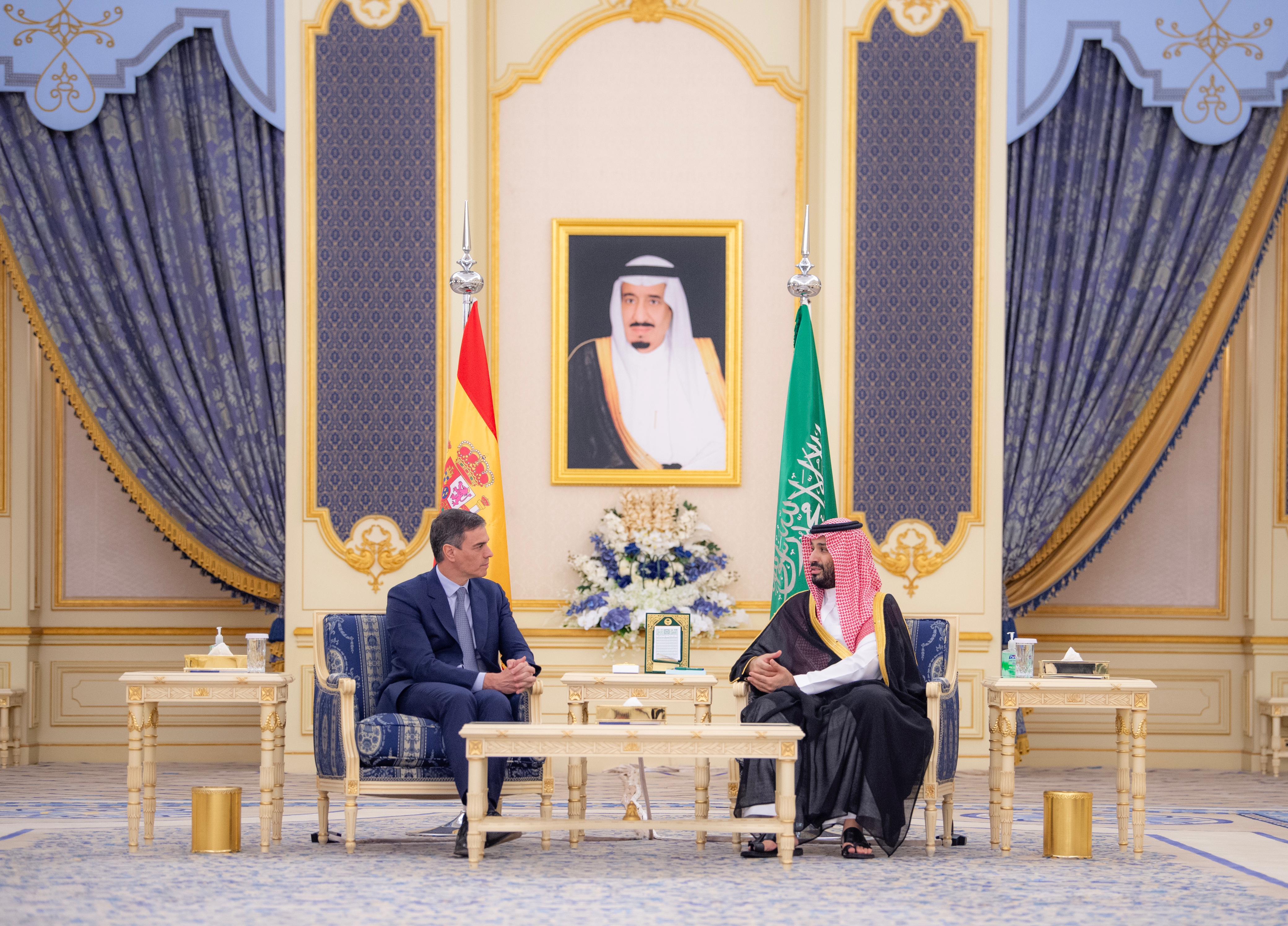 ولي العهد يستقبل رئيس الوزراء الإسباني