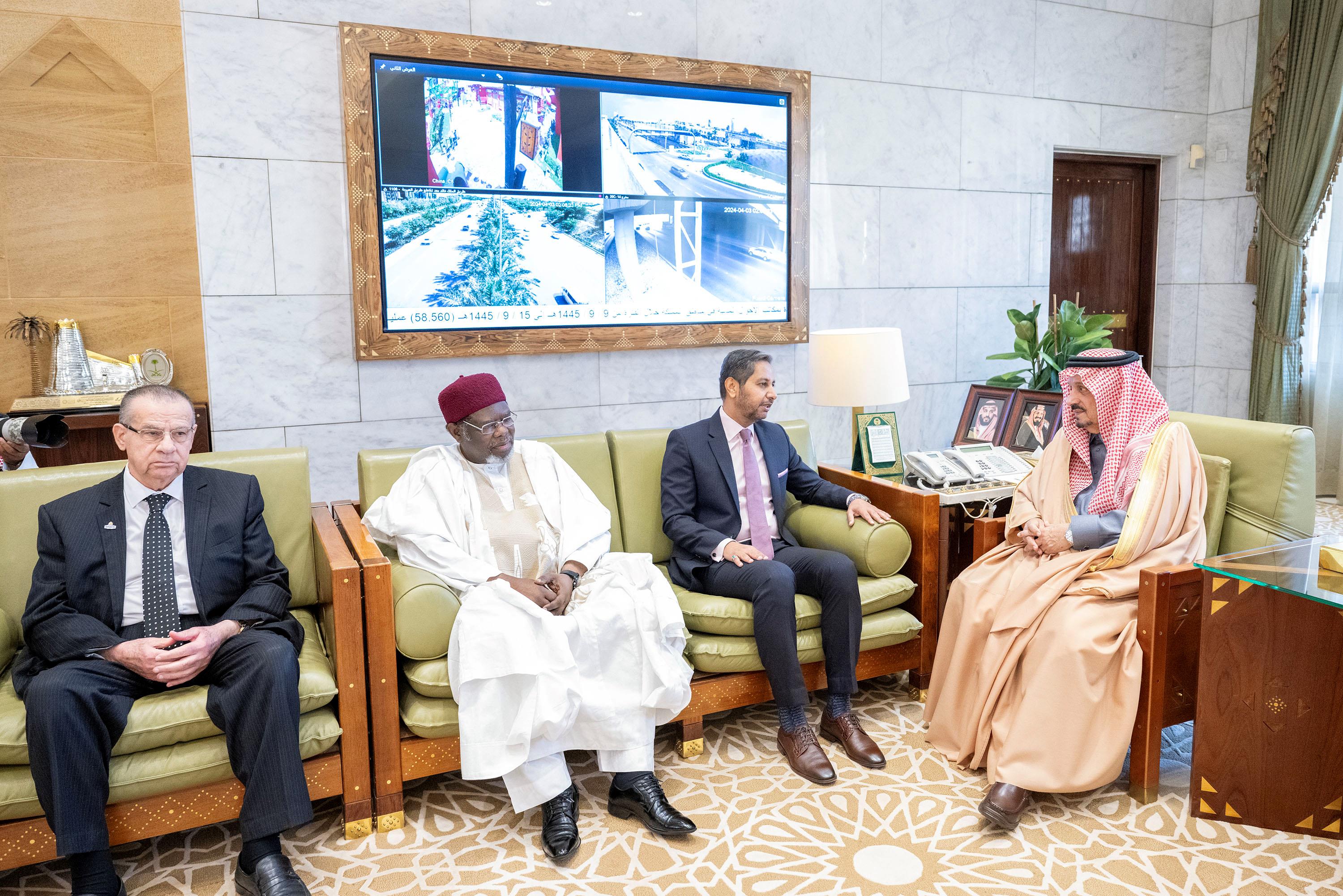 أمير الرياض يستقبل سفير جمهورية جيبوتي ورؤساء المجموعات الجغرافية المعتمدين لدى المملكة