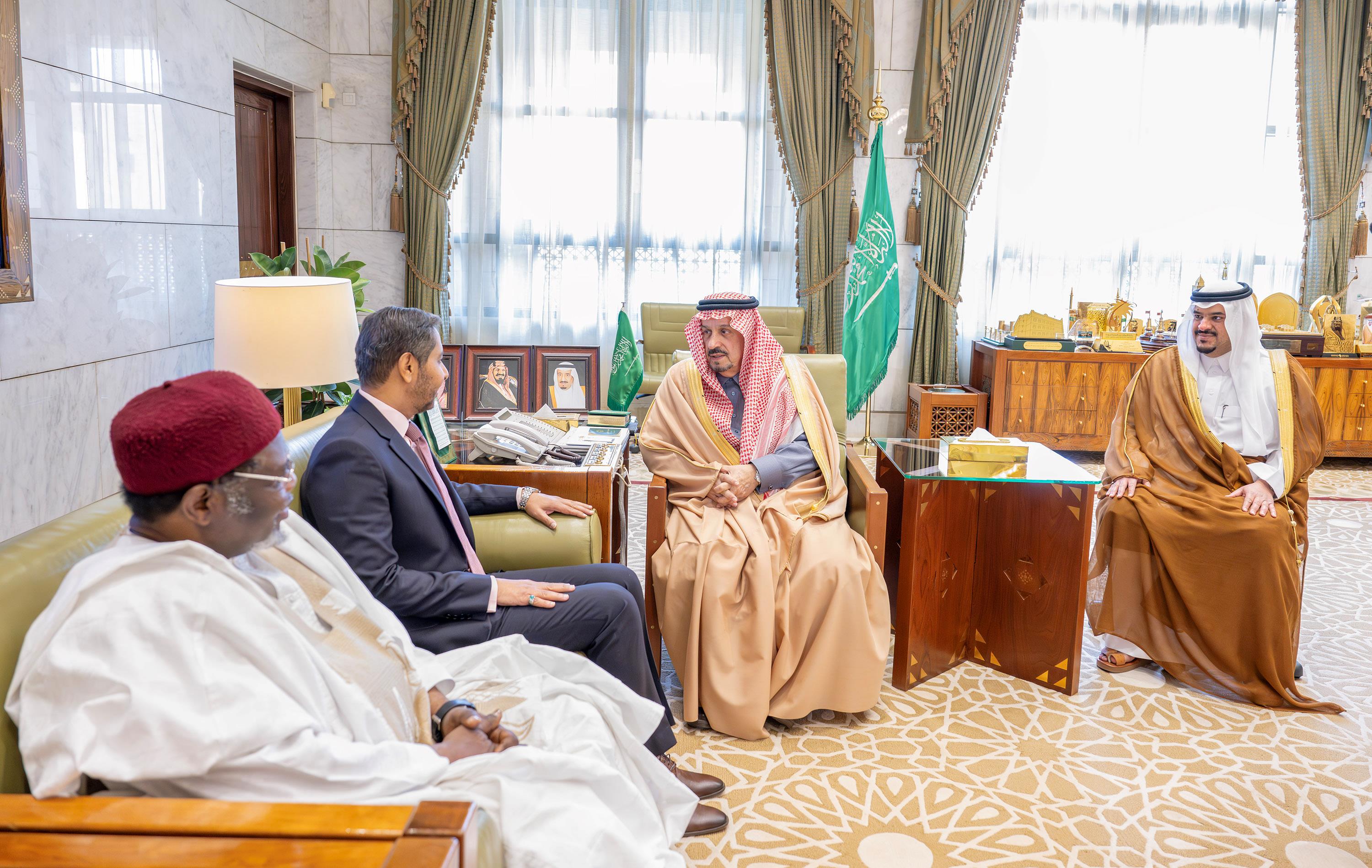 أمير الرياض يستقبل سفير جمهورية جيبوتي ورؤساء المجموعات الجغرافية المعتمدين لدى المملكة