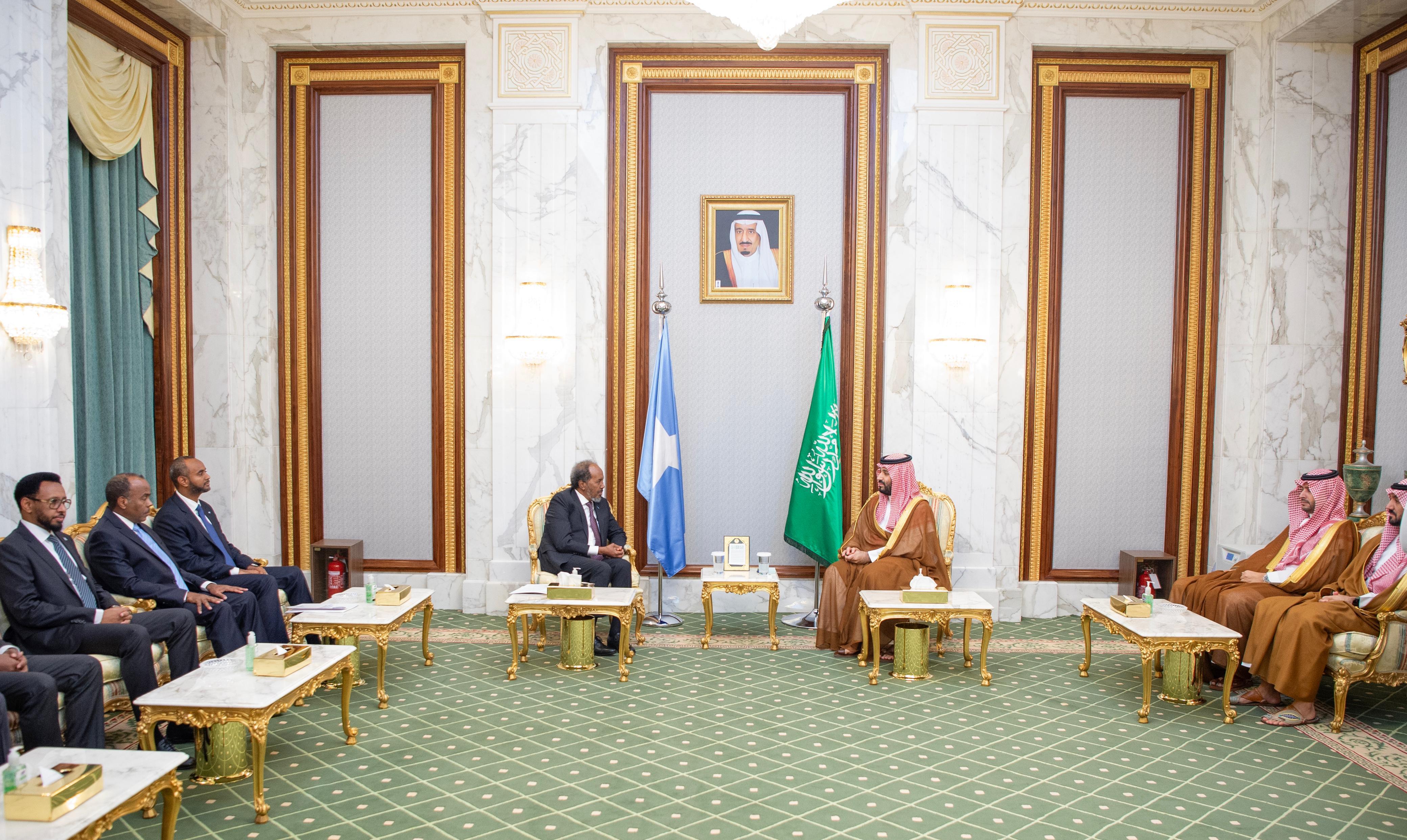 ولي العهد يستقبل رئيس الصومال