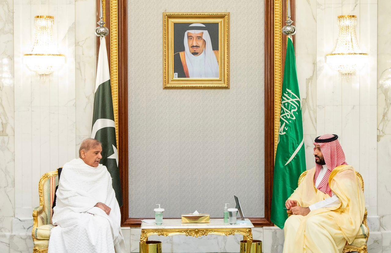 ولي العهد يجتمع مع رئيس وزراء باكستان