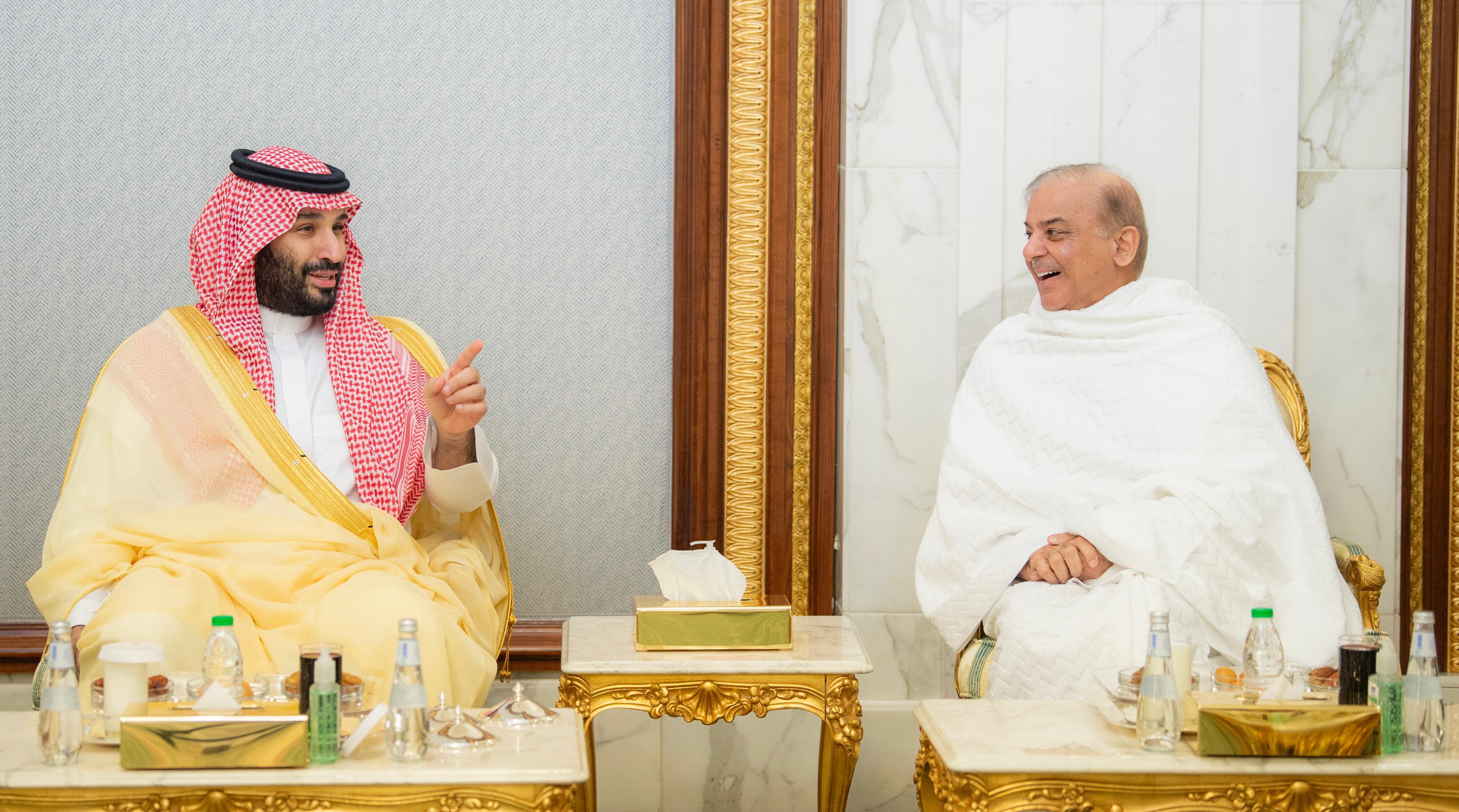 ولي العهد يستقبل رئيس وزراء باكستان