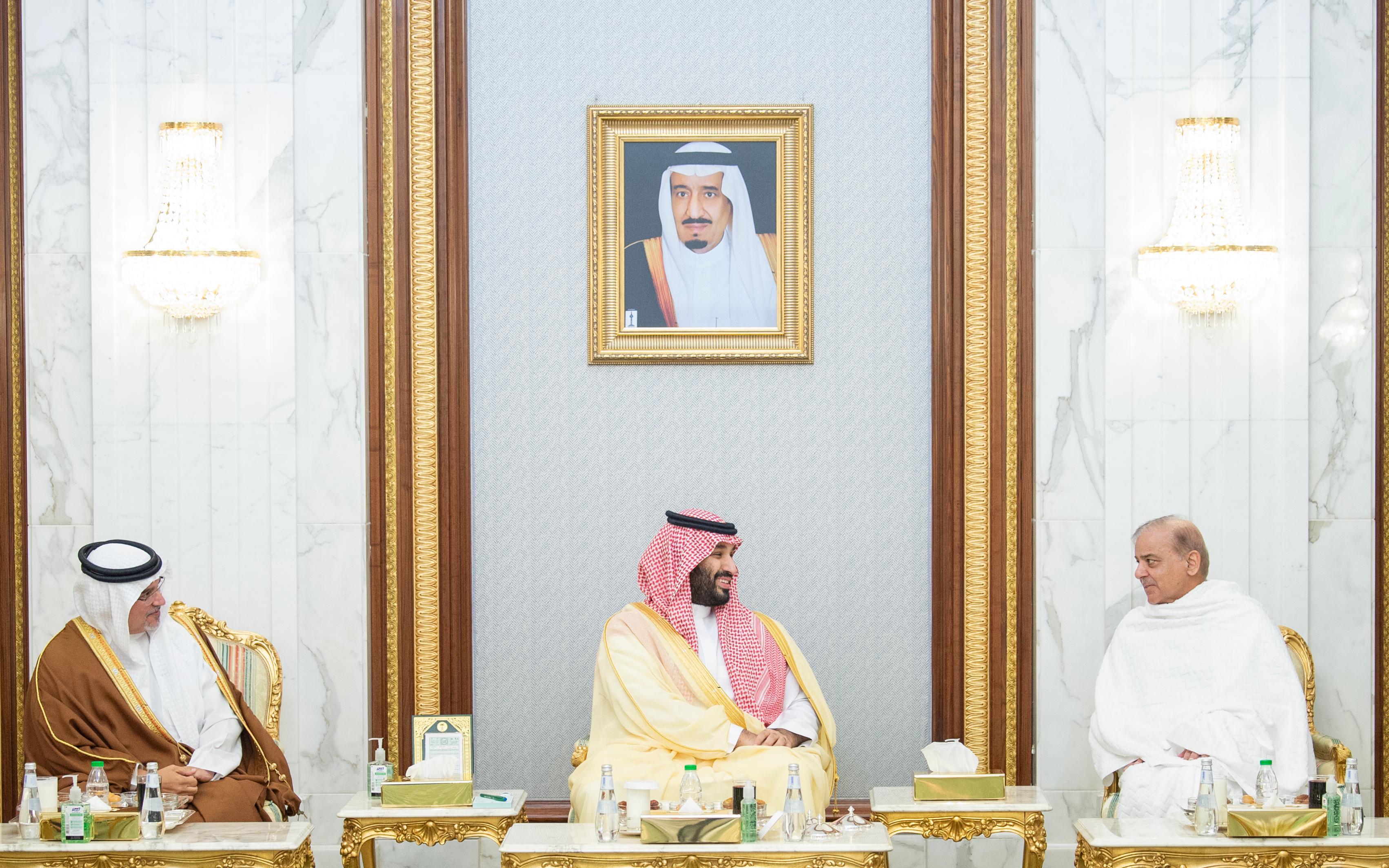 ولي العهد يستقبل رئيس وزراء باكستان