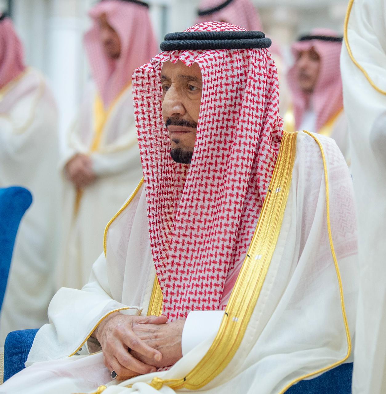 خادم الحرمين الشريفين يؤدي صلاة عيد الفطر المبارك 