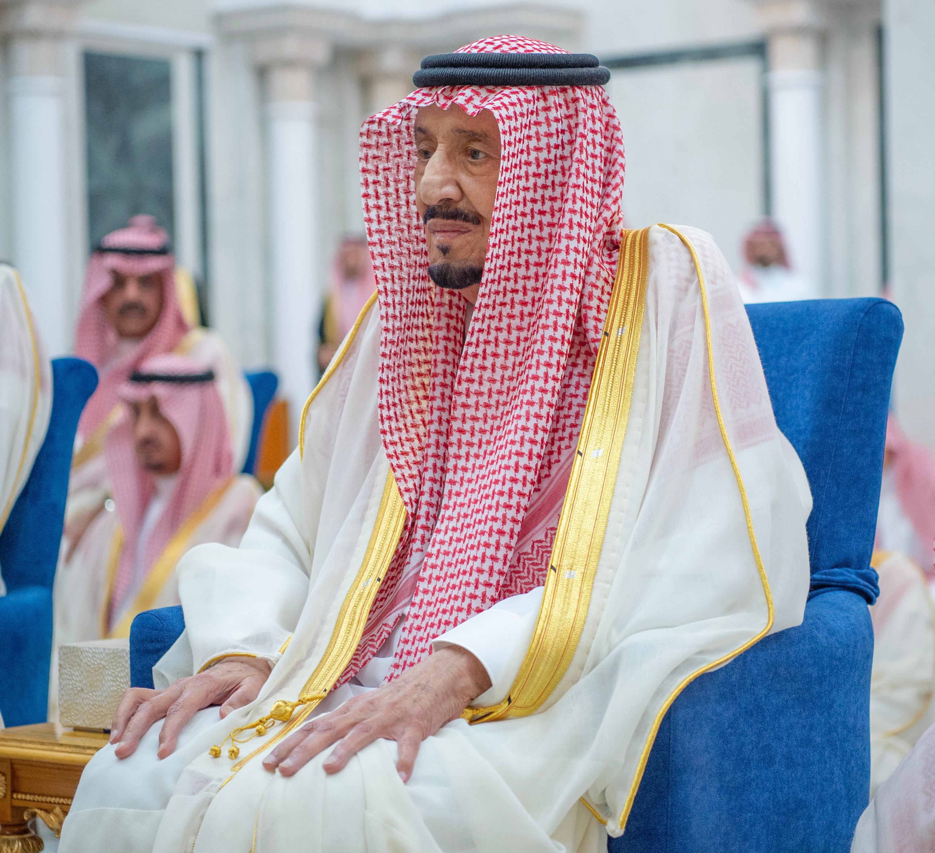 خادم الحرمين الشريفين يؤدي صلاة عيد الفطر المبارك 