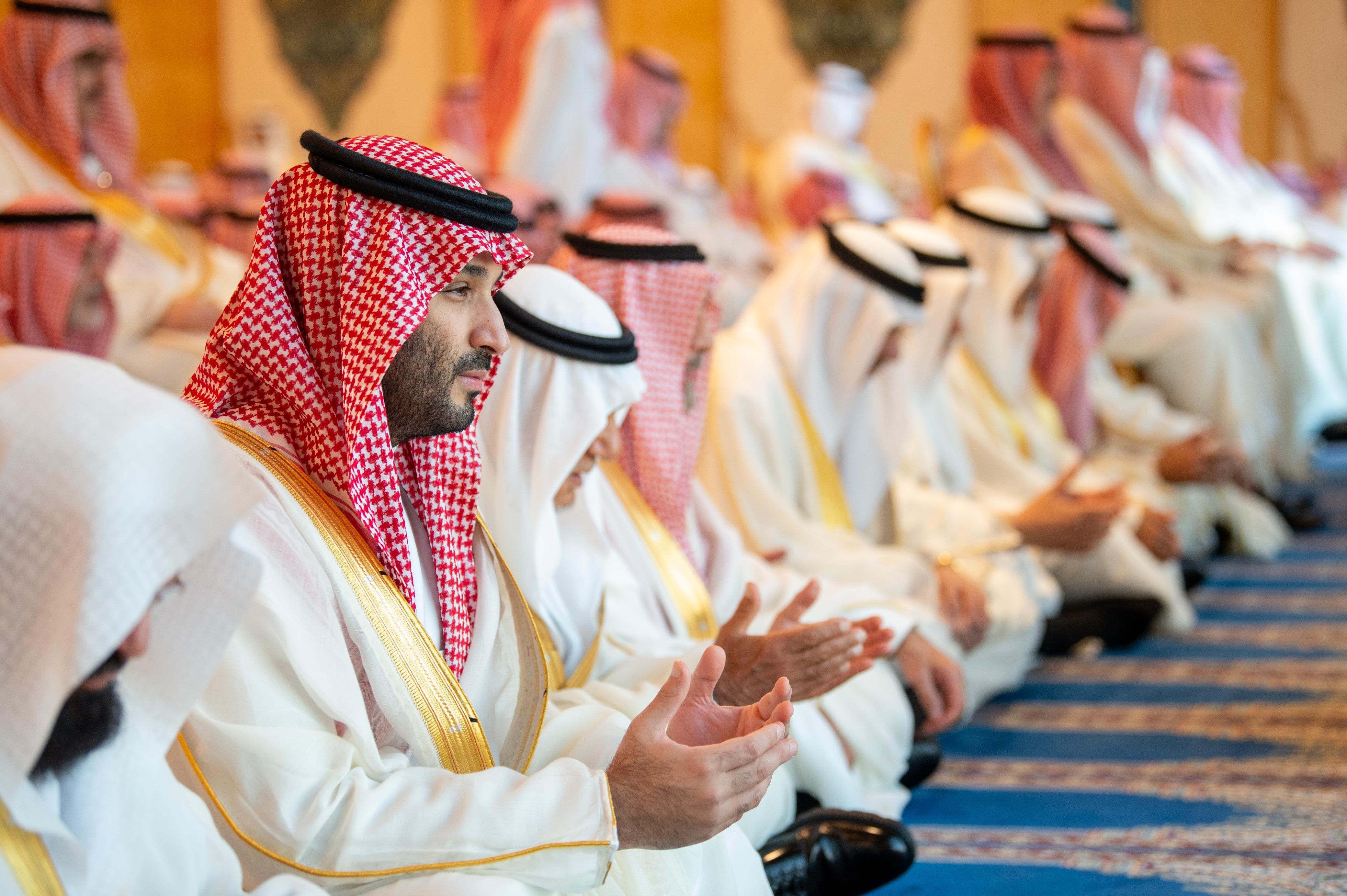 ولي العهد يؤدي صلاة عيد الفطر في المسجد الحرام  