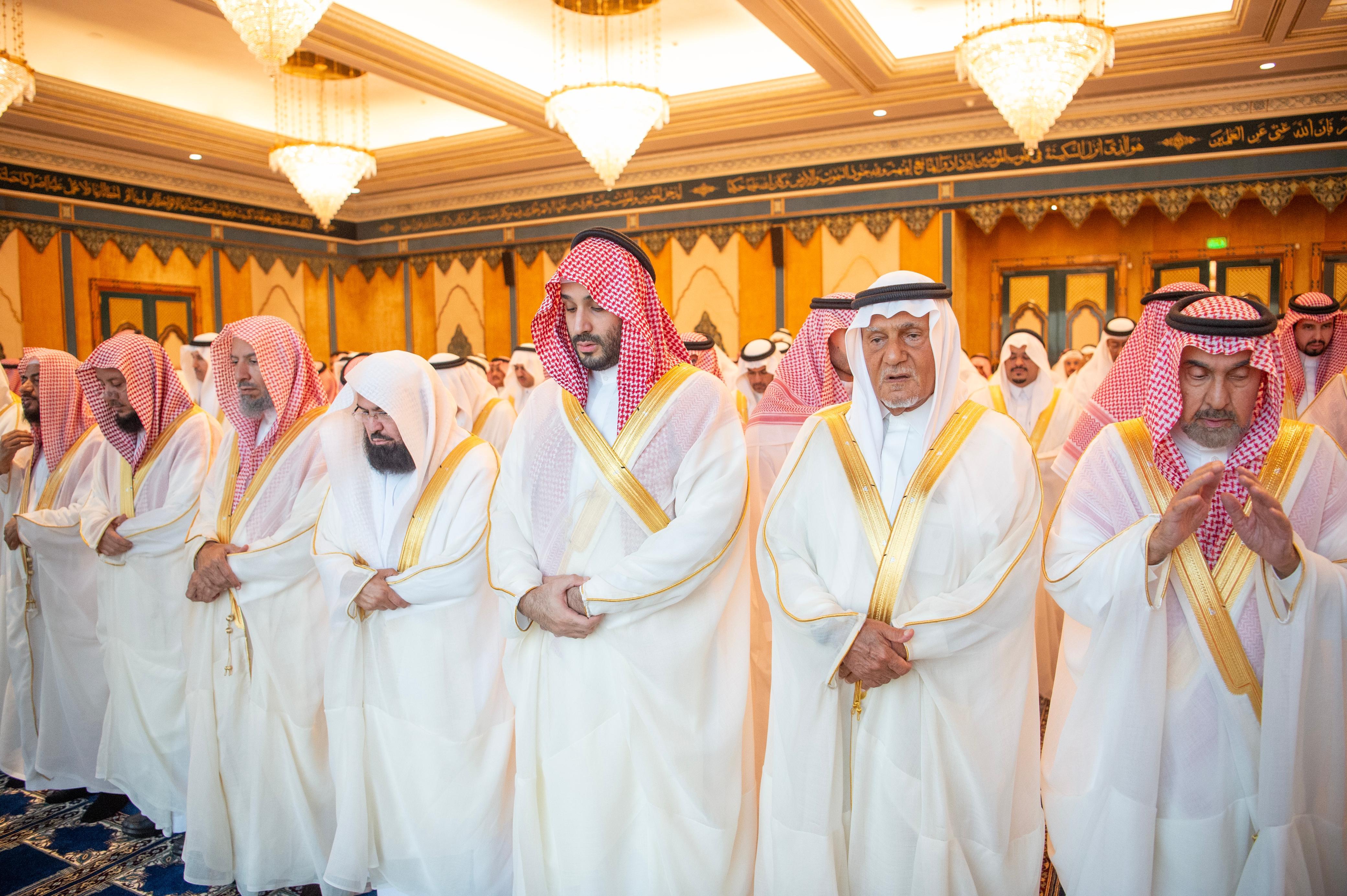 ولي العهد يؤدي صلاة عيد الفطر في المسجد الحرام  