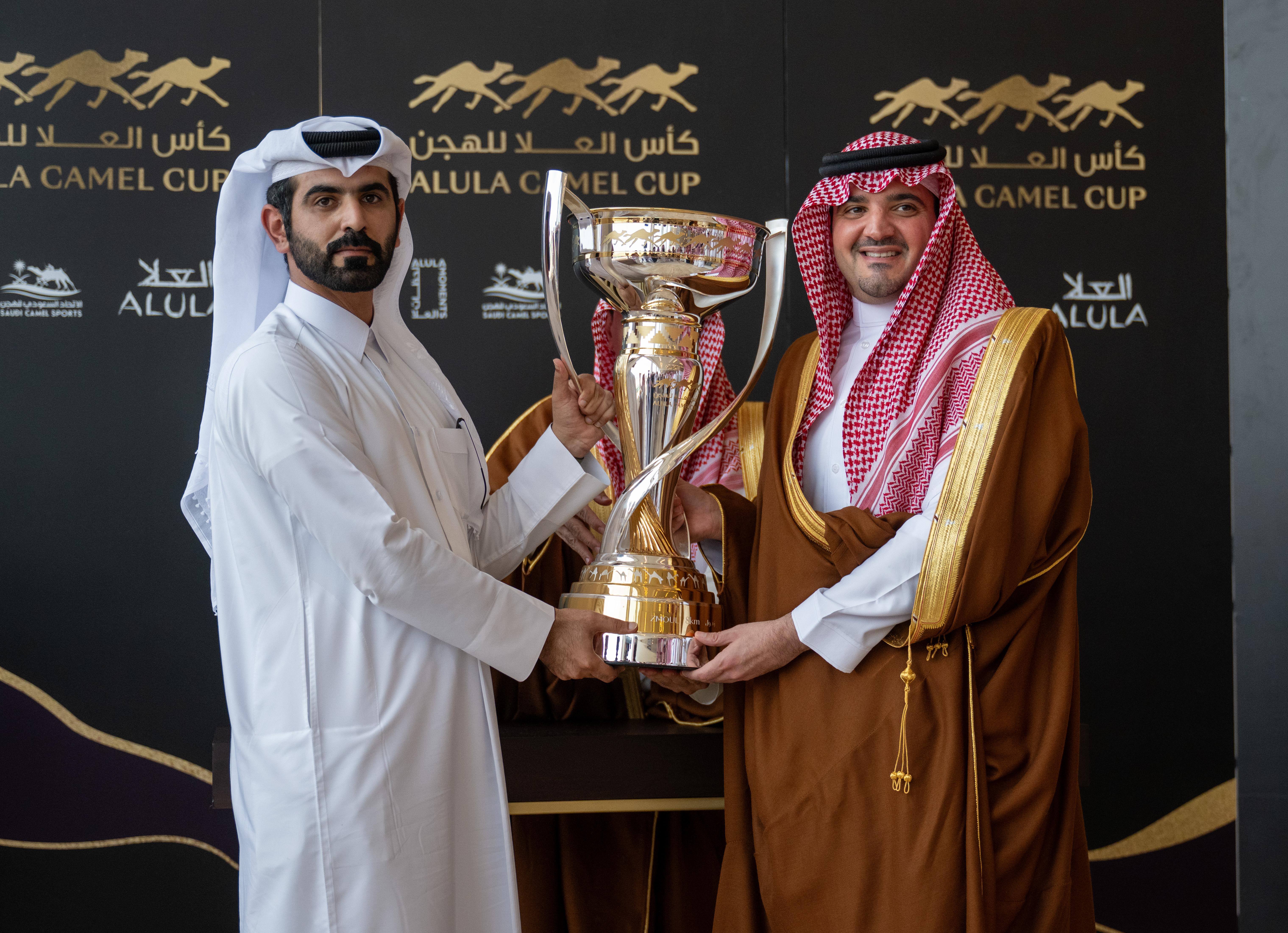 وزير الداخلية يتوج الفائزين بكأس العُلا للهجن 