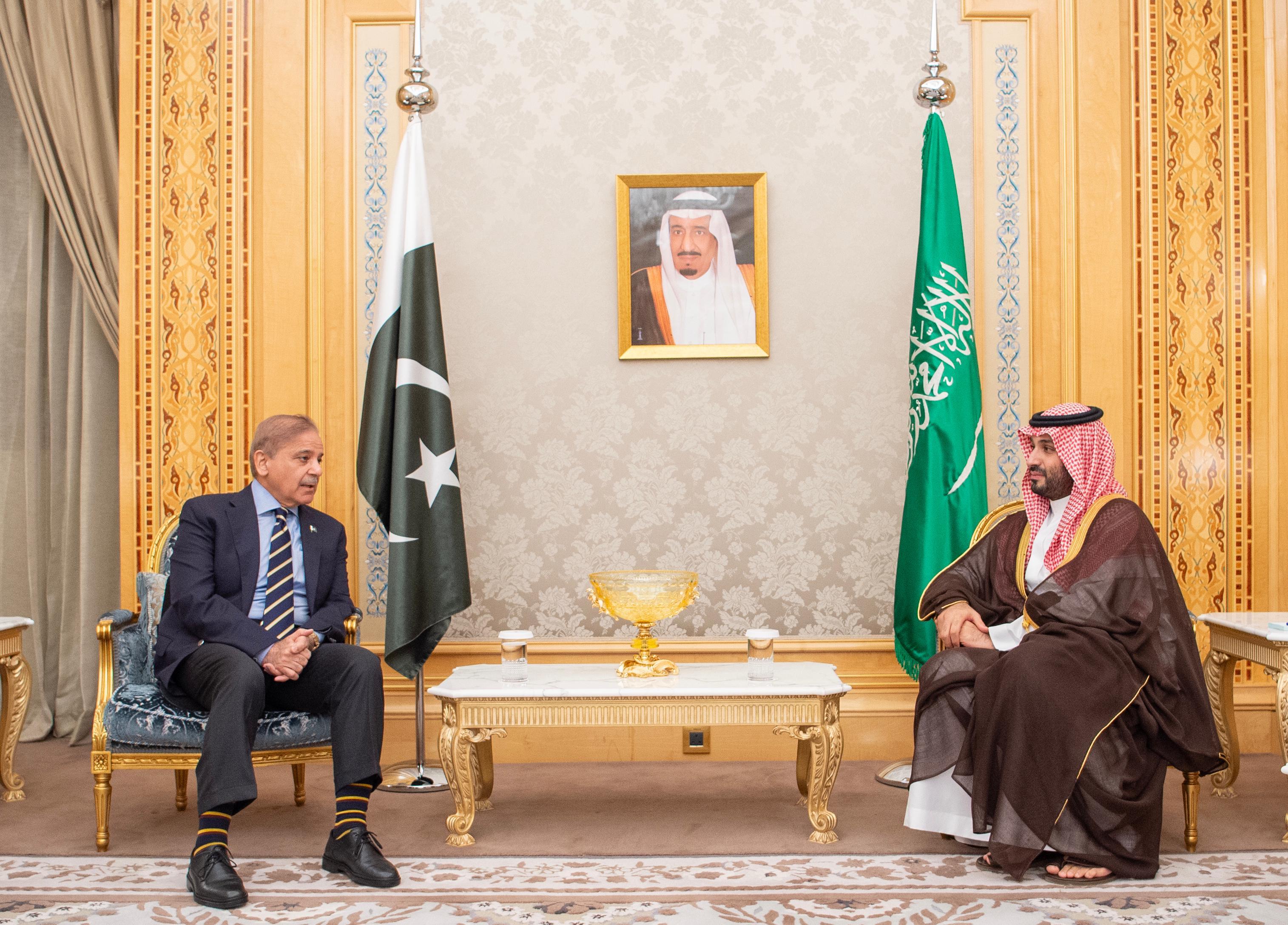 ولي العهد يستقبل رئيس وزراء باكستان