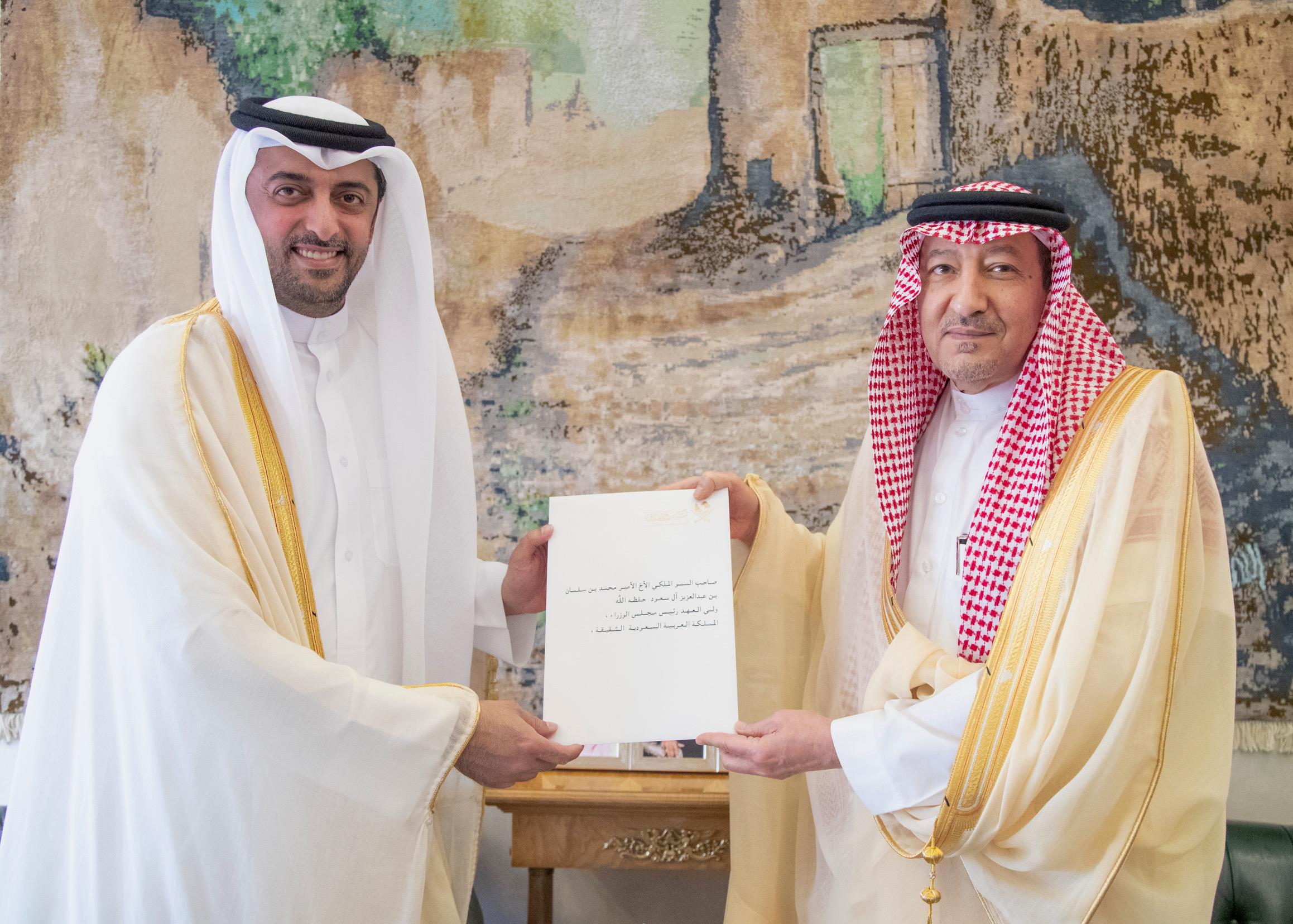 ولي العهد يتلقى رسالة خطية من أمير قطر