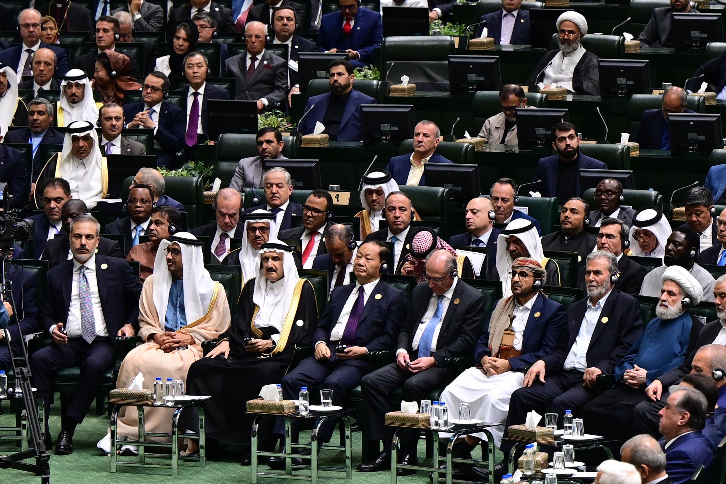 الأمير منصور بن متعب ونائب وزير الخارجية يشاركان في مراسم تنصيب رئيس الجمهورية الإسلامية الإيرانية