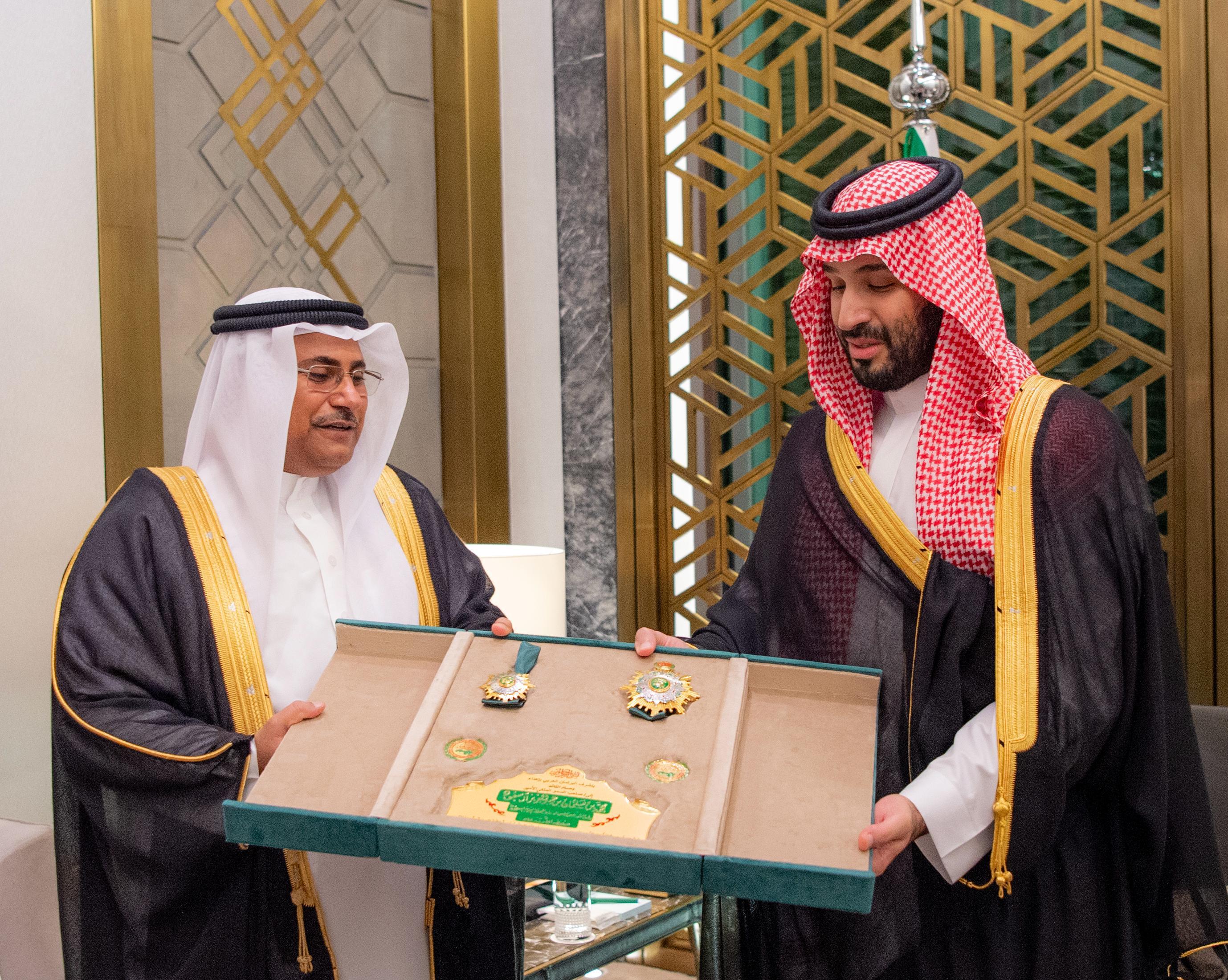 ولي العهد يستقبل رئيس البرلمان العربي