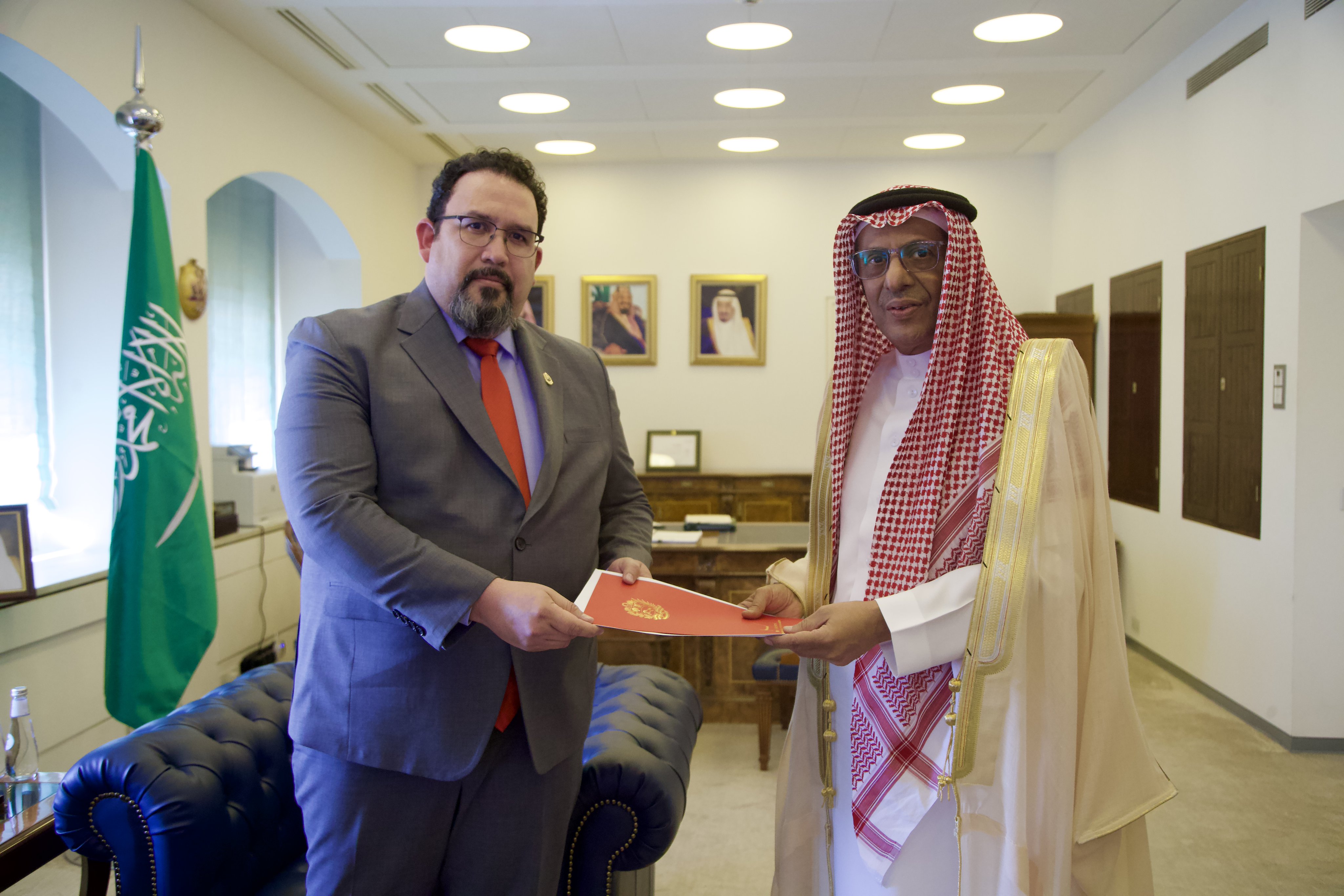 خادم الحرمين الشريفين يتلقى رسالة من رئيس جمهورية فنزويلا البوليفارية 