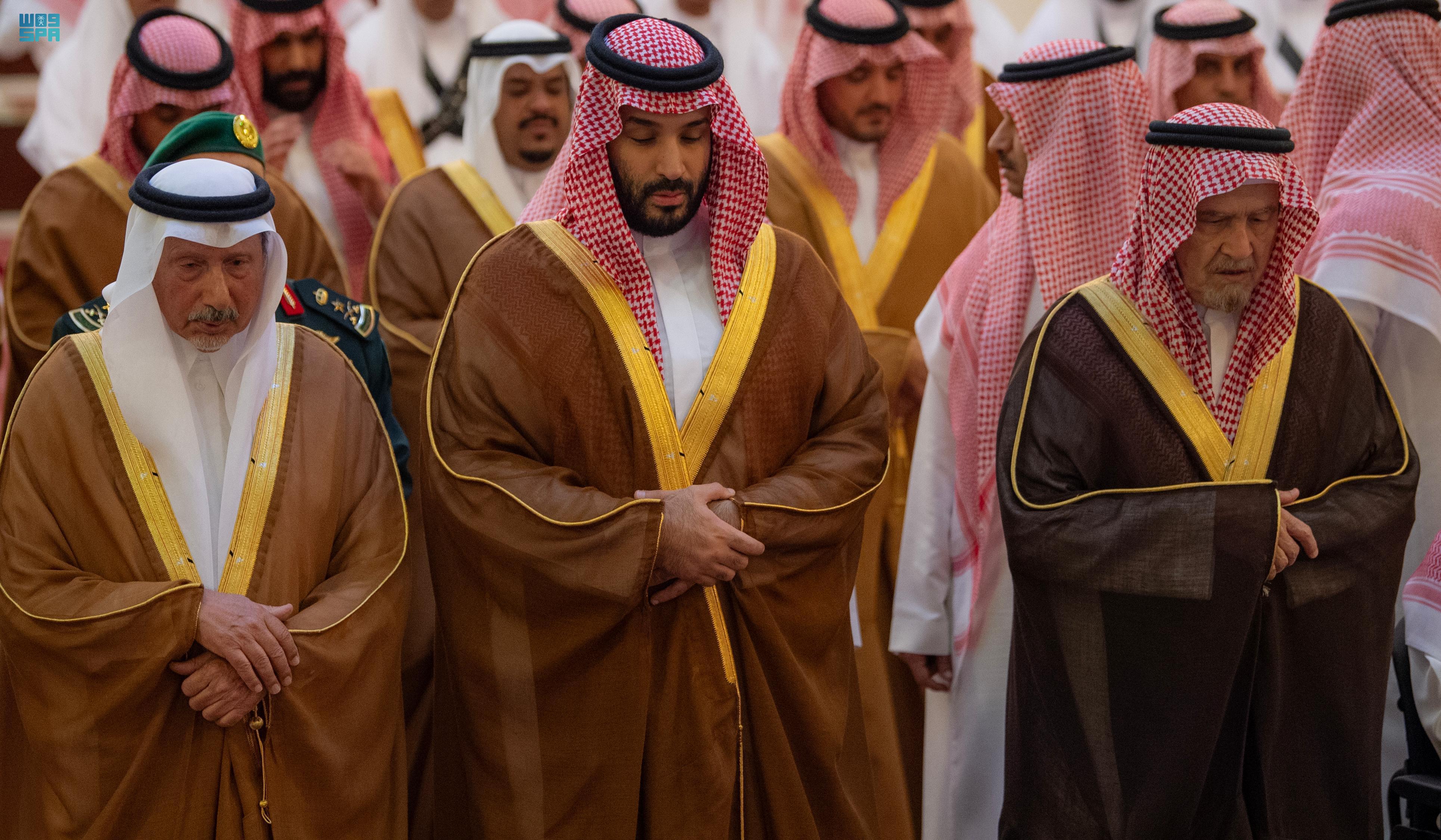 ولي العهد يؤدي صلاة الميت على الأميرة لطيفة بنت عبدالعزيز آل سعود 