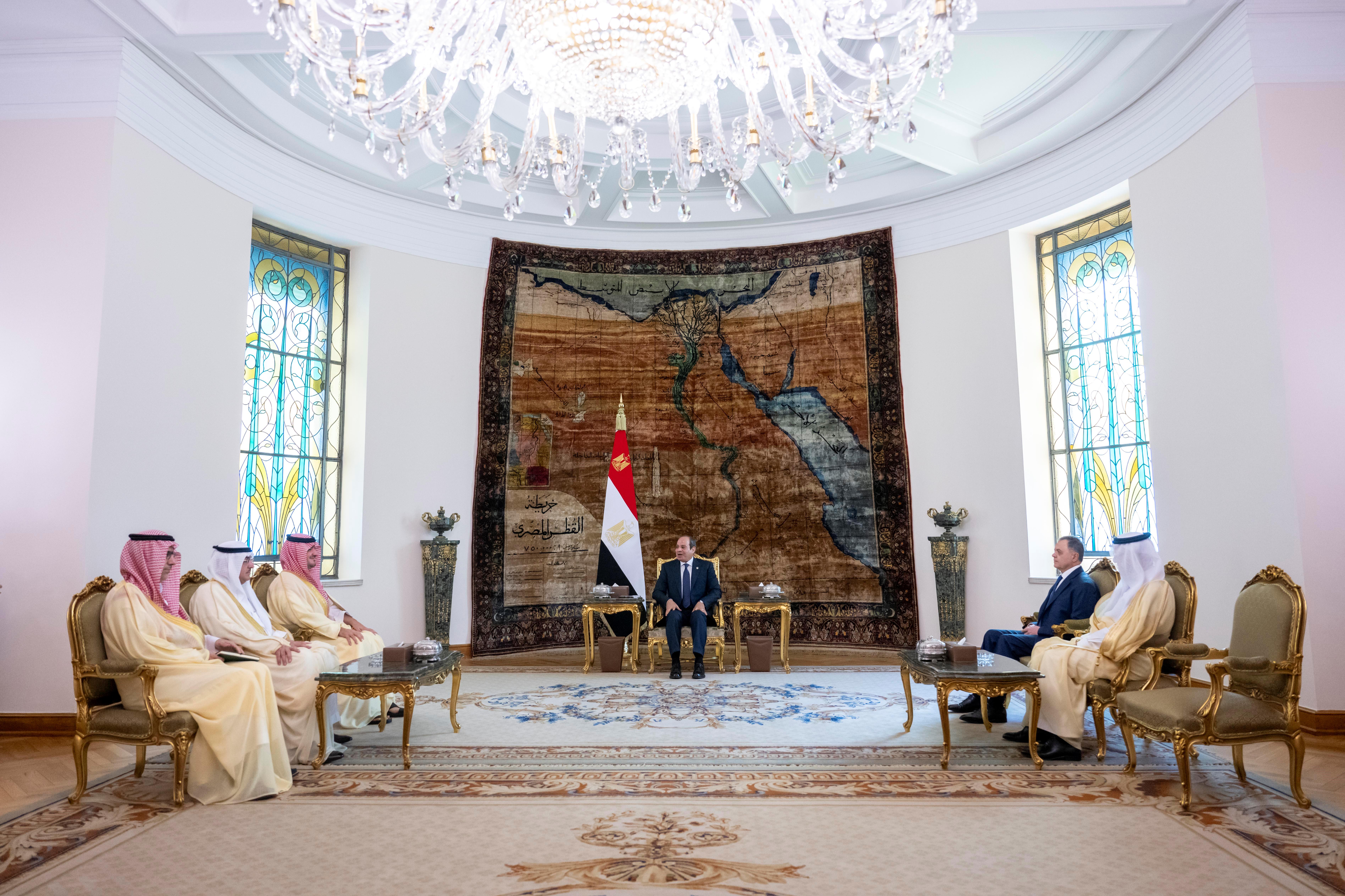 الأمير عبدالعزيز بن سعود يلتقي رئيس جمهورية مصر العربية