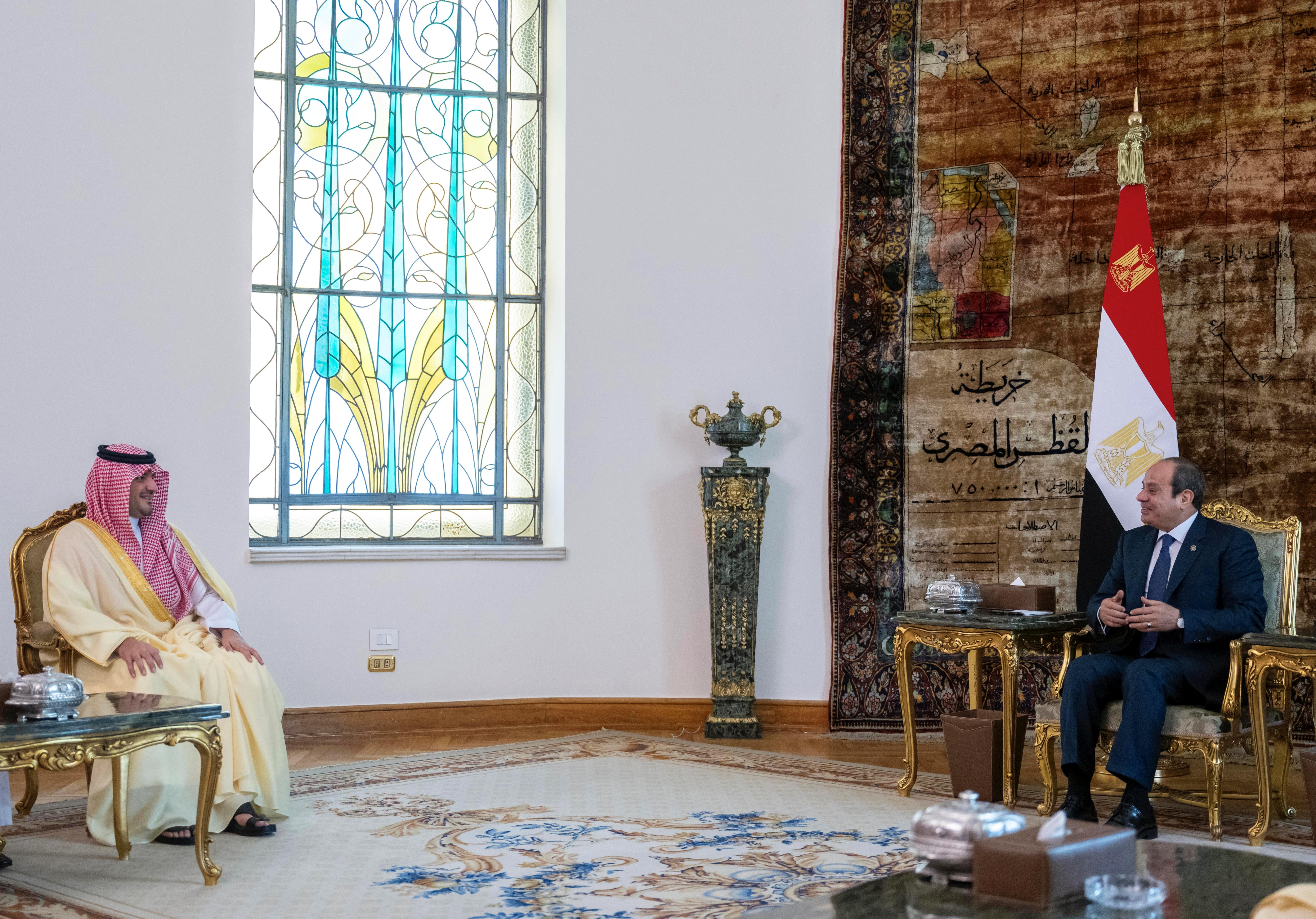 الأمير عبدالعزيز بن سعود يلتقي رئيس جمهورية مصر العربية