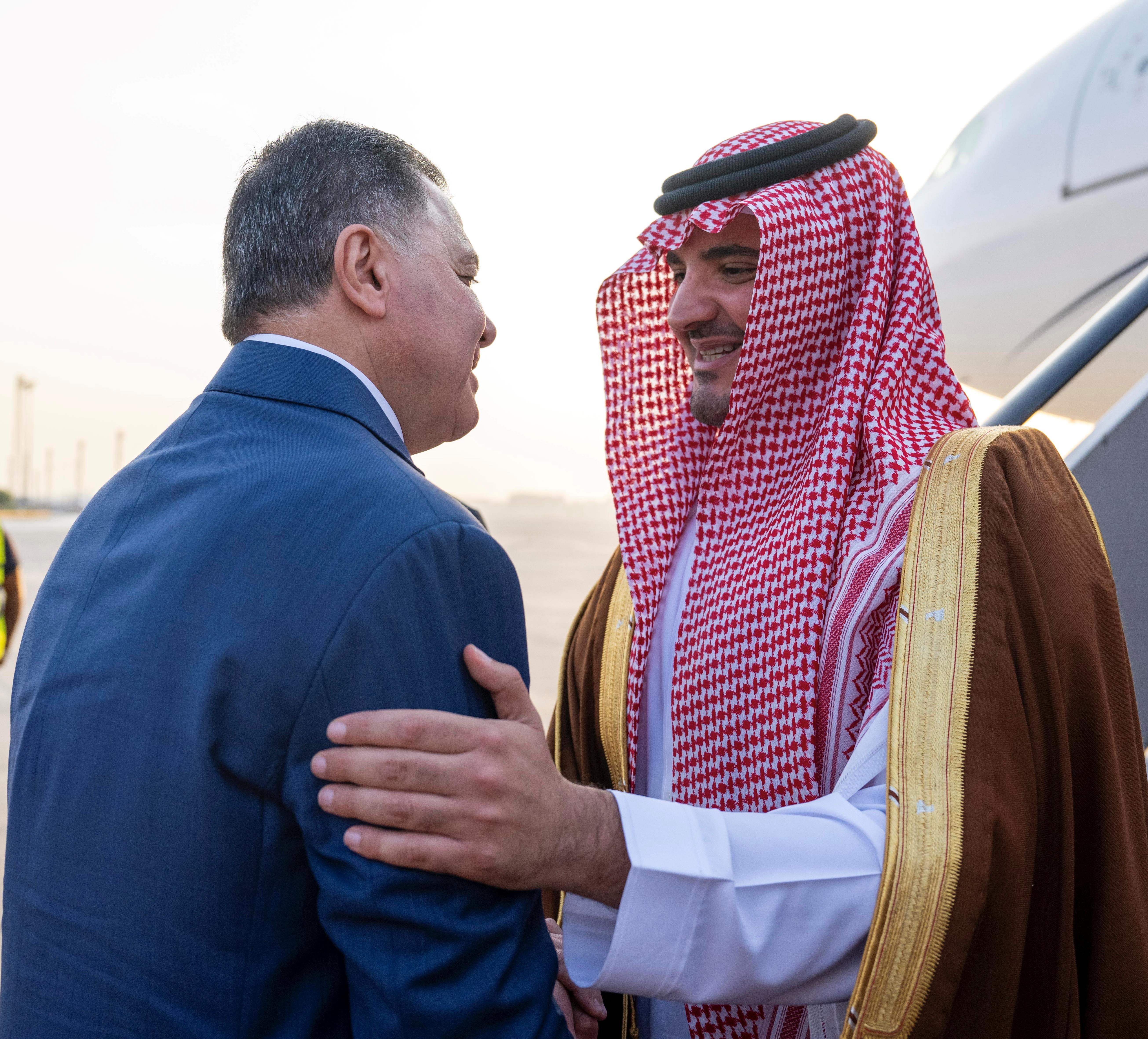 الأمير عبدالعزيز بن سعود يصل القاهرة في زيارة رسمية