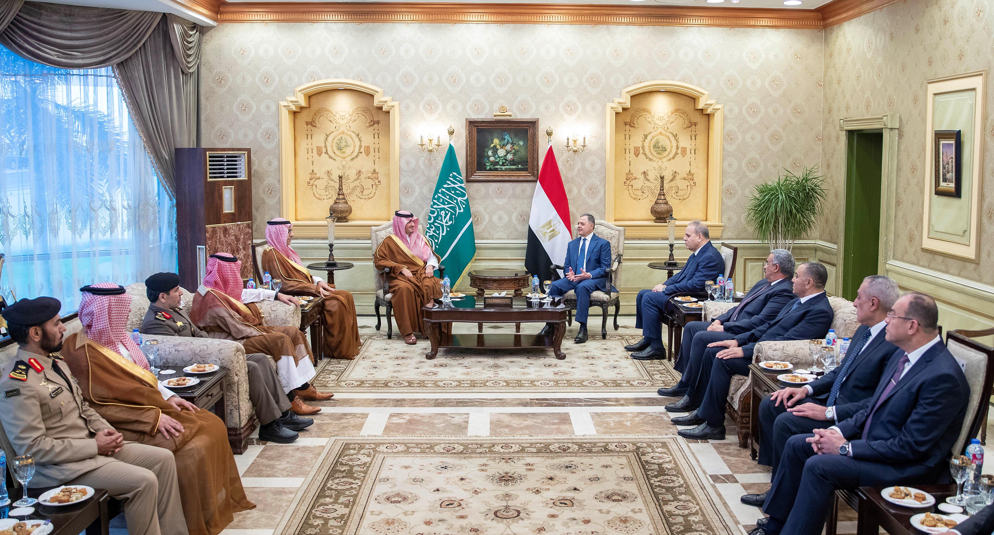 الأمير عبدالعزيز بن سعود يصل القاهرة في زيارة رسمية