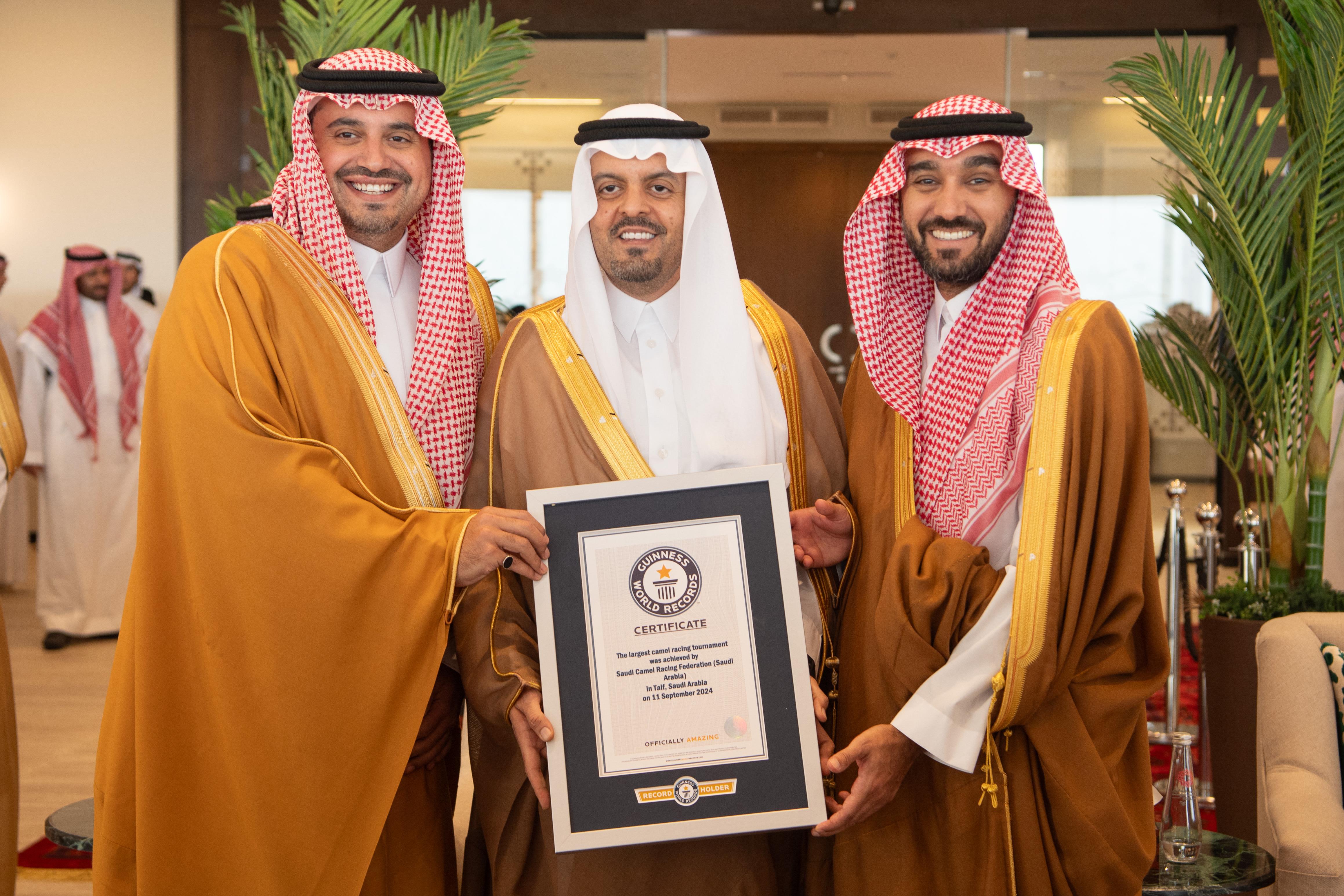اللجنة المنظمة لمهرجان ولي العهد للهجن تتسلم شهادة موسوعة جينيس للمرة الرابعة