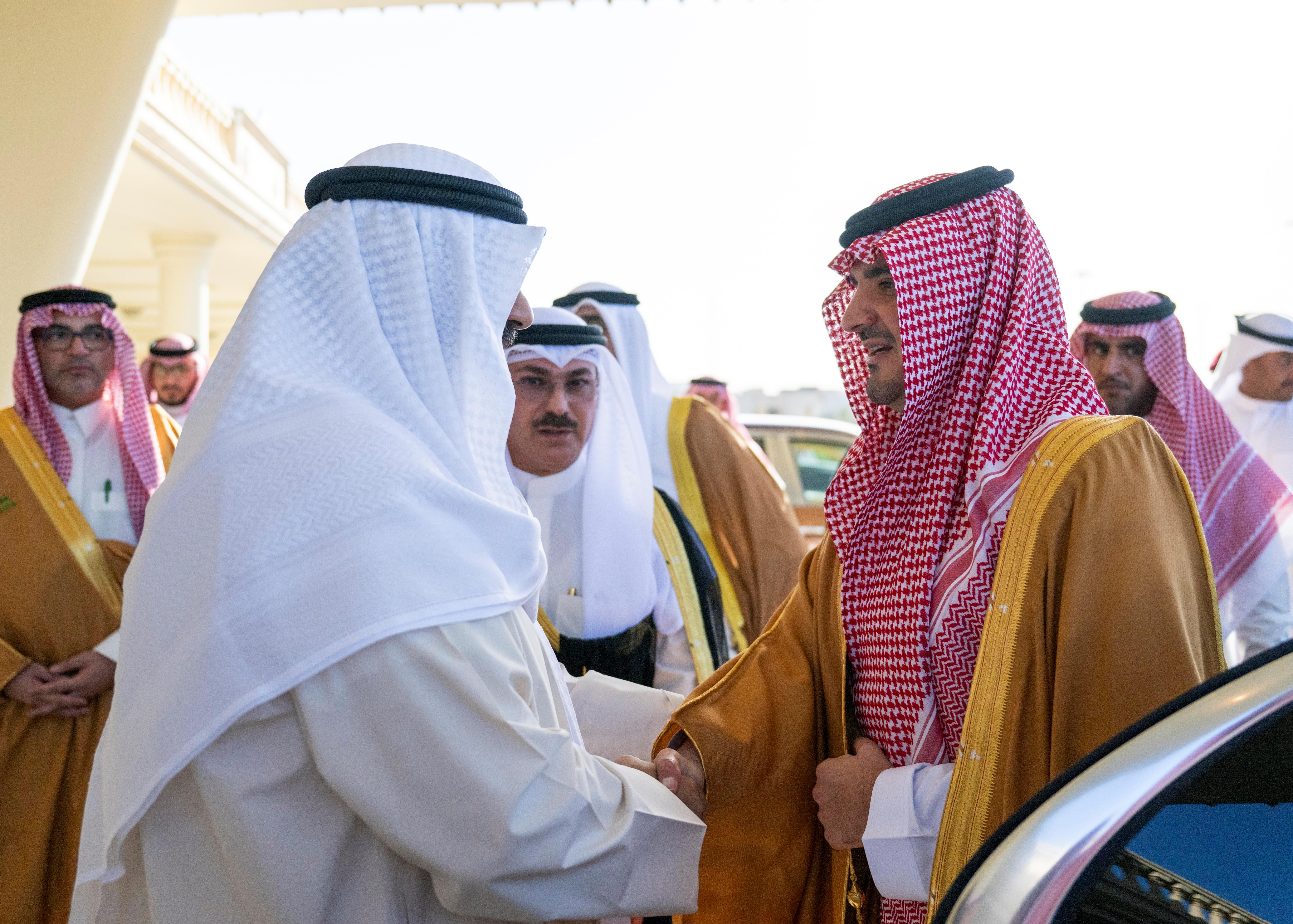 الأمير عبدالعزيز بن سعود ينقل تعازي القيادة لأمير الكويت وولي العهد في وفاة الشيخ جابر مبارك الصباح