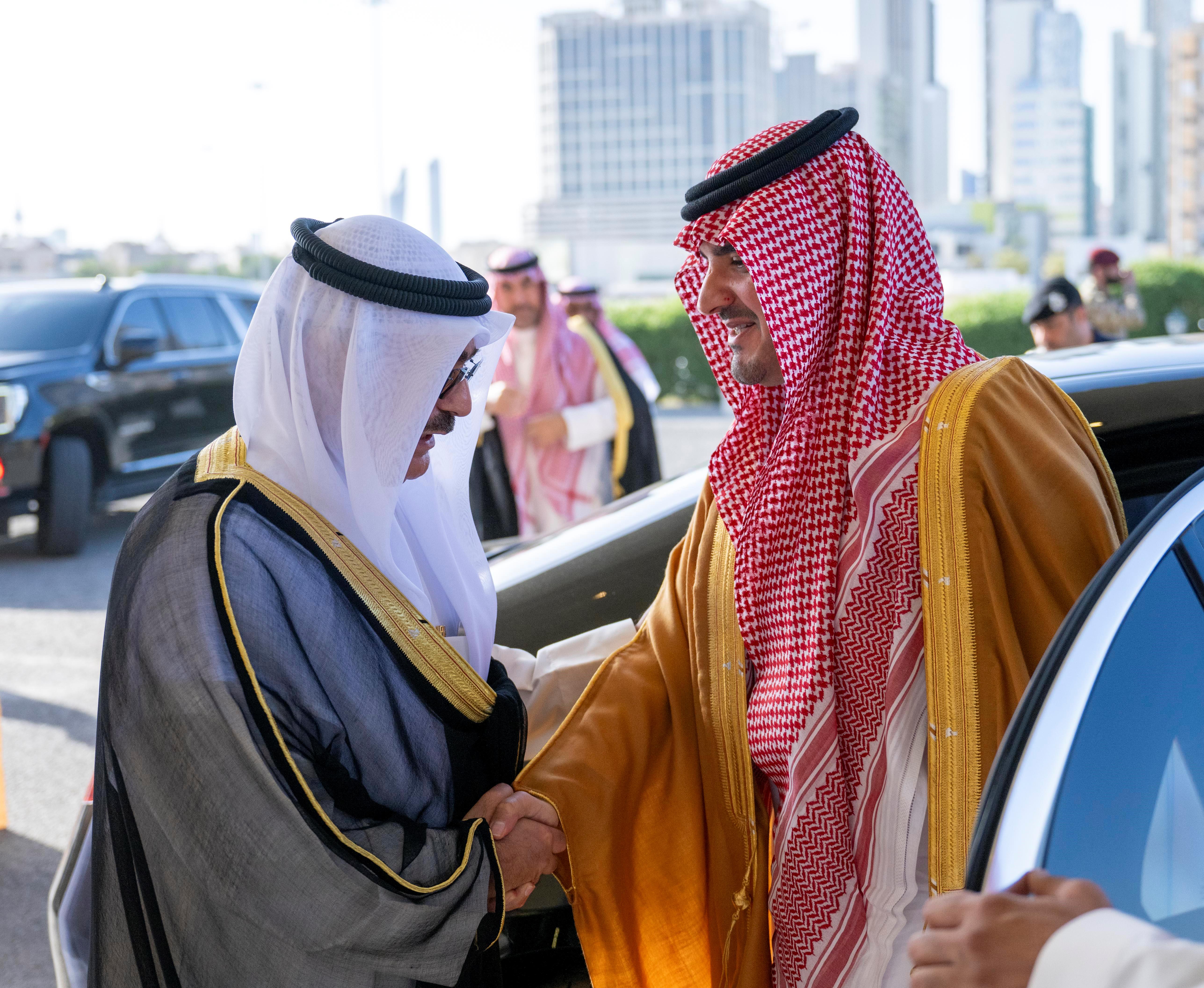 الأمير عبدالعزيز بن سعود ينقل تعازي القيادة لأمير الكويت وولي العهد في وفاة الشيخ جابر مبارك الصباح